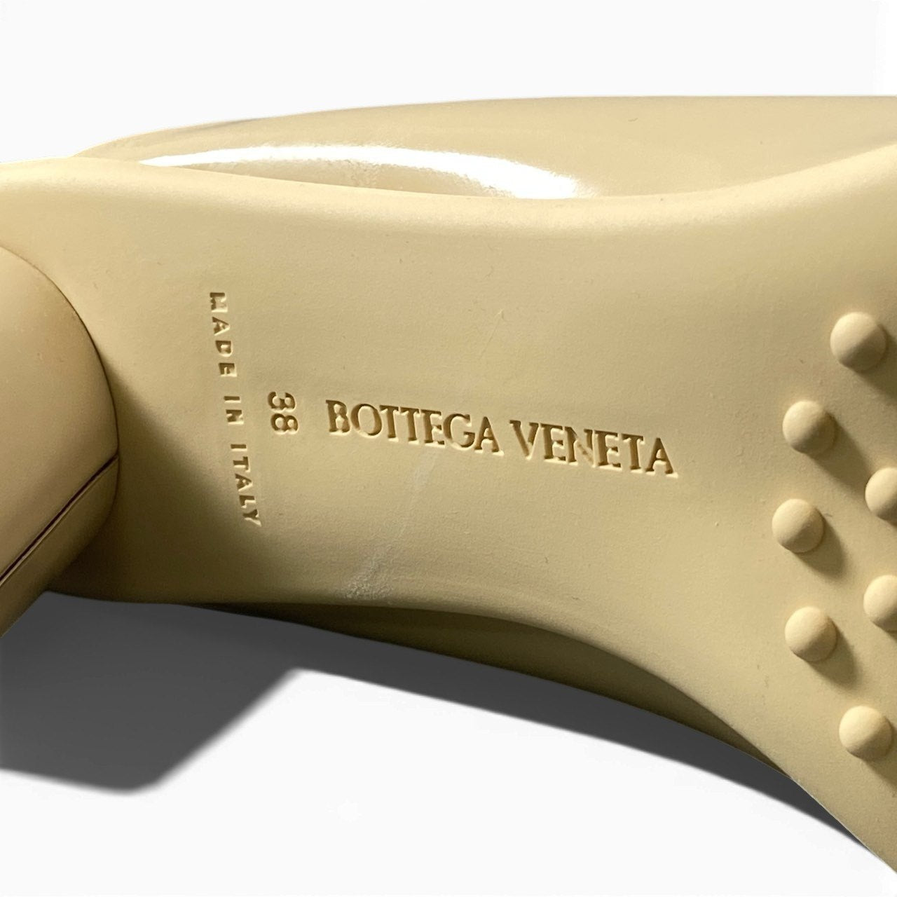 c17 【未使用品】BOTTEGA VENETA ボッテガヴェネタ オープントゥ サンダル サイズ38 ベージュ パテントレザー レディース 箱付きk02i