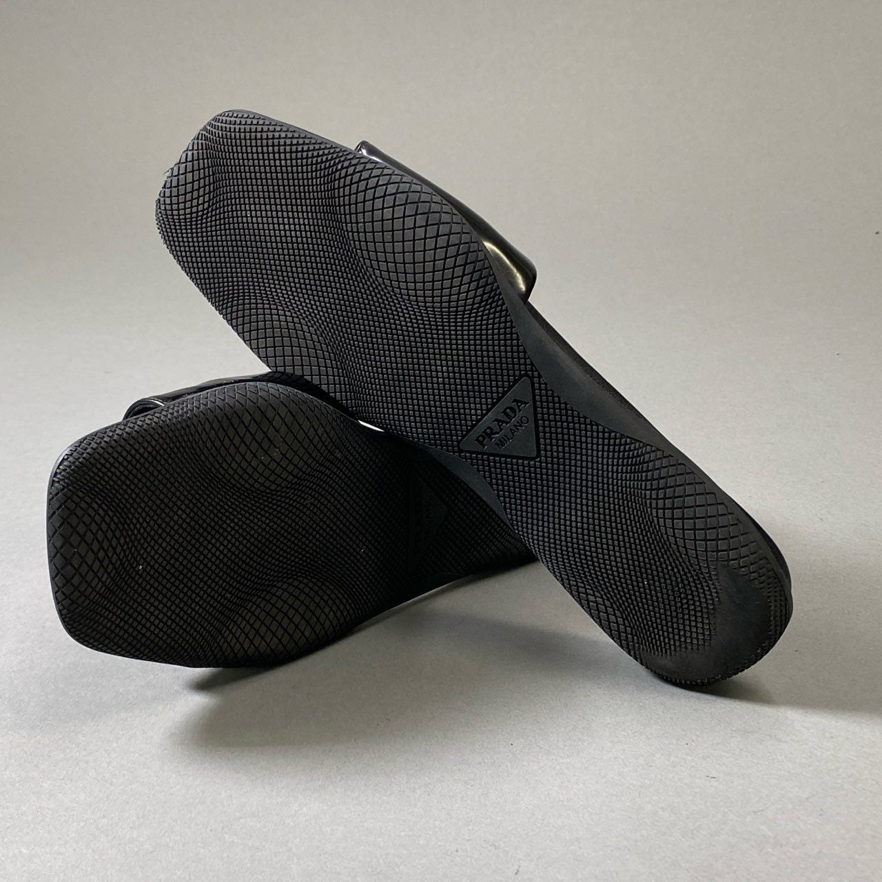 i30 《美品》 PRADA プラダ トライアングルロゴ パデッドナッパレザーサンダル 35 1/2 ブラック ミュール 三角ロゴ シューズt18r