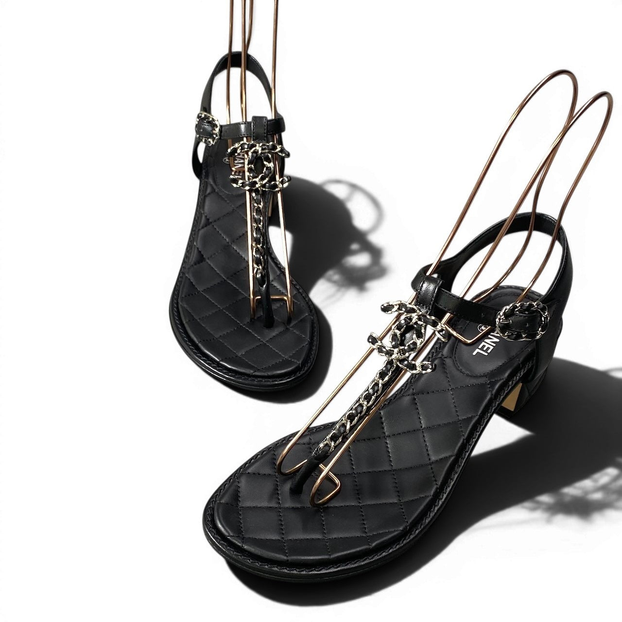 e18 【極美品】CHANEL ココマーク マトラッセ チェーン レザーサンダル G31463 37 1/2サイズ ブラック レザー レディース 女性用k02i