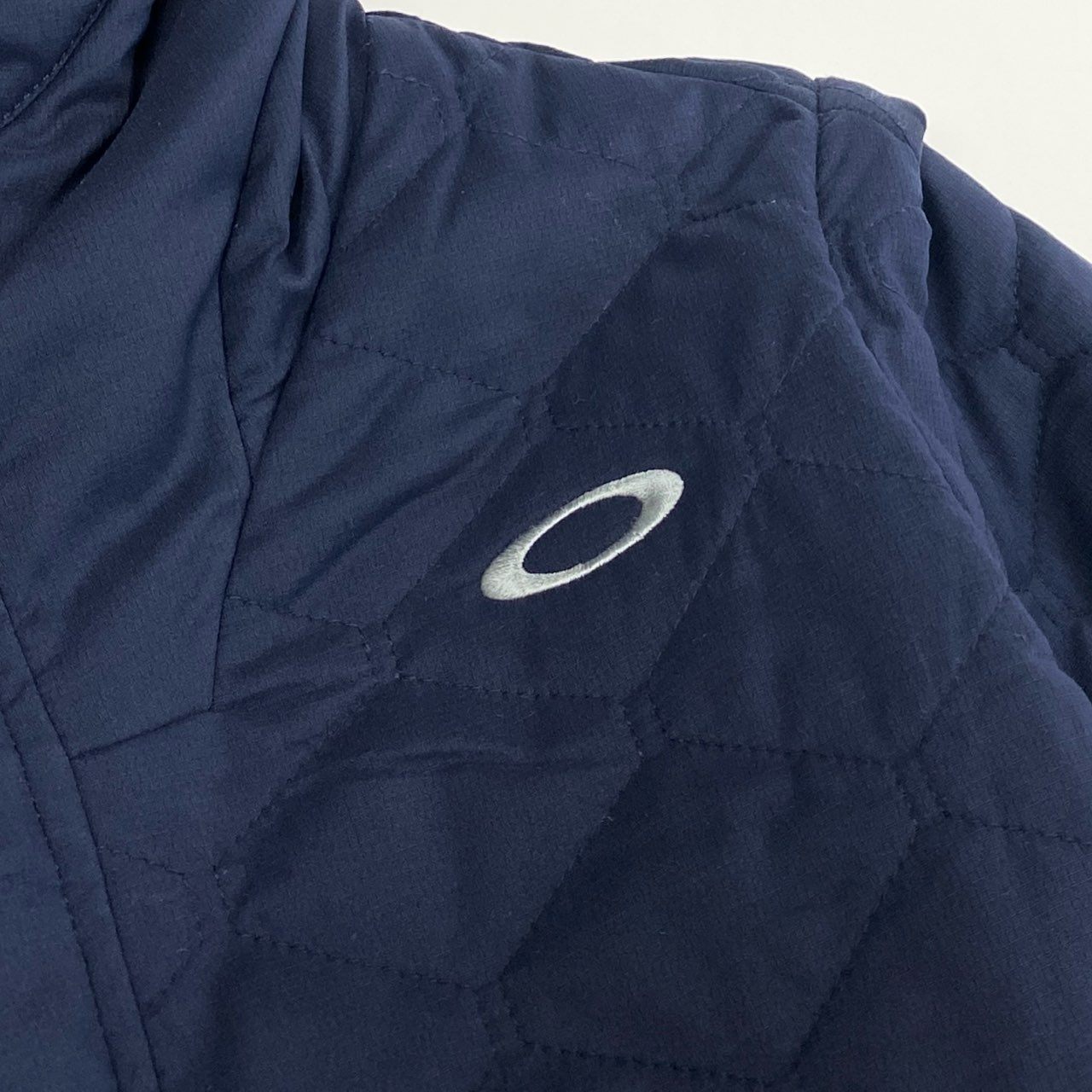 78i10-5《未使用品》タグ付 OAKLEY オークリー UNEVEN PUFF JACKET 3.0 中綿2wayジャケット ベスト ゴルフウェア アウター ロゴ刺繍 大きいサイズ FOA402870 2XL ネイビー メンズk02i