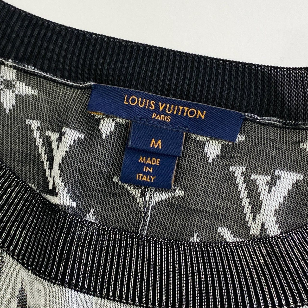 49k8 《美品》 LOUIS VUITTON ルイヴィトン 21SS ケープ モノグラム アシンメトリー ポンチョ ジャケット イタリア製 Mサイズ グレー ブラック