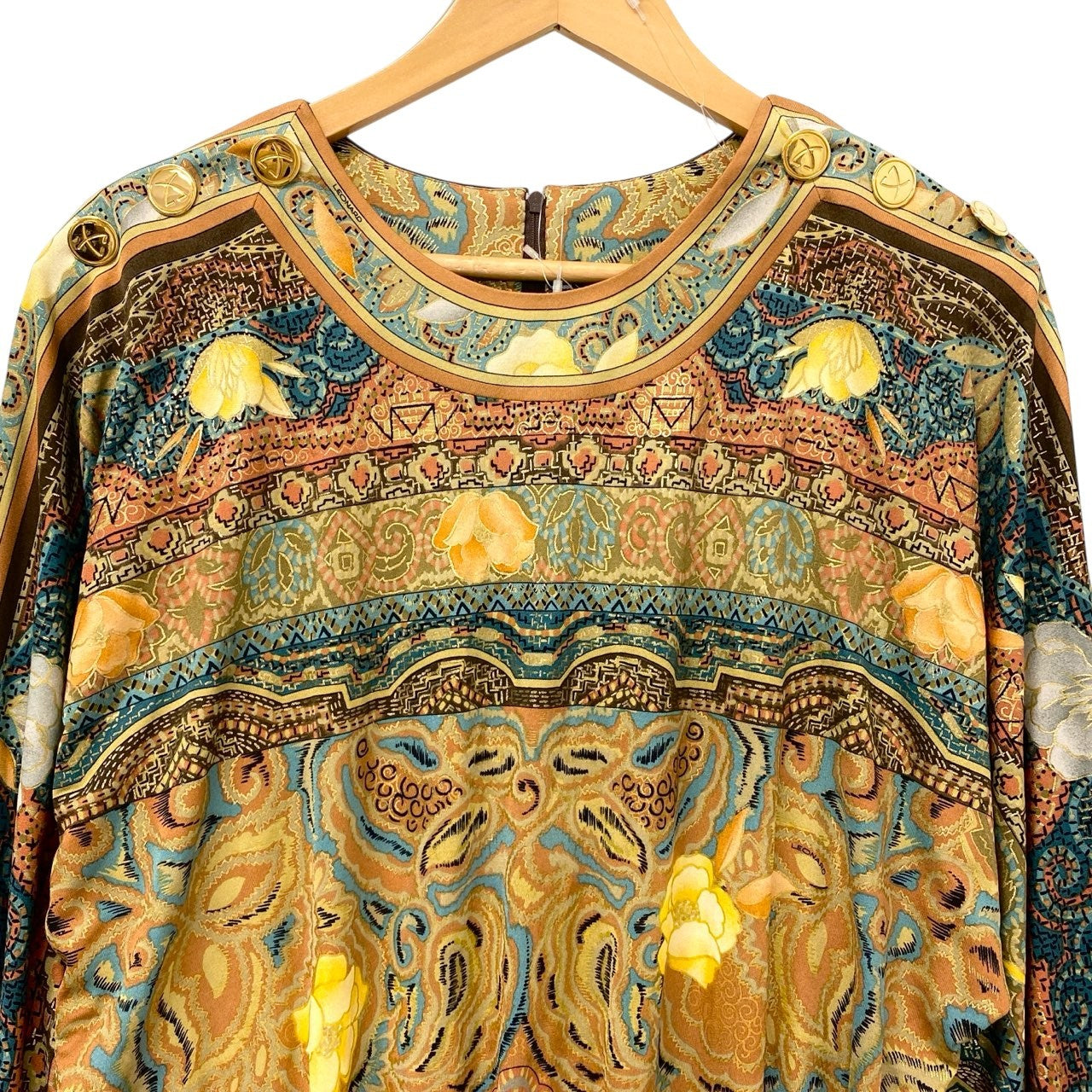 77b26 LEONARD レオナール ロングスリーブカットソー 美しいプリント 金ボタン ラメ マルチカラー シルク100％ レディース 女性用u02t