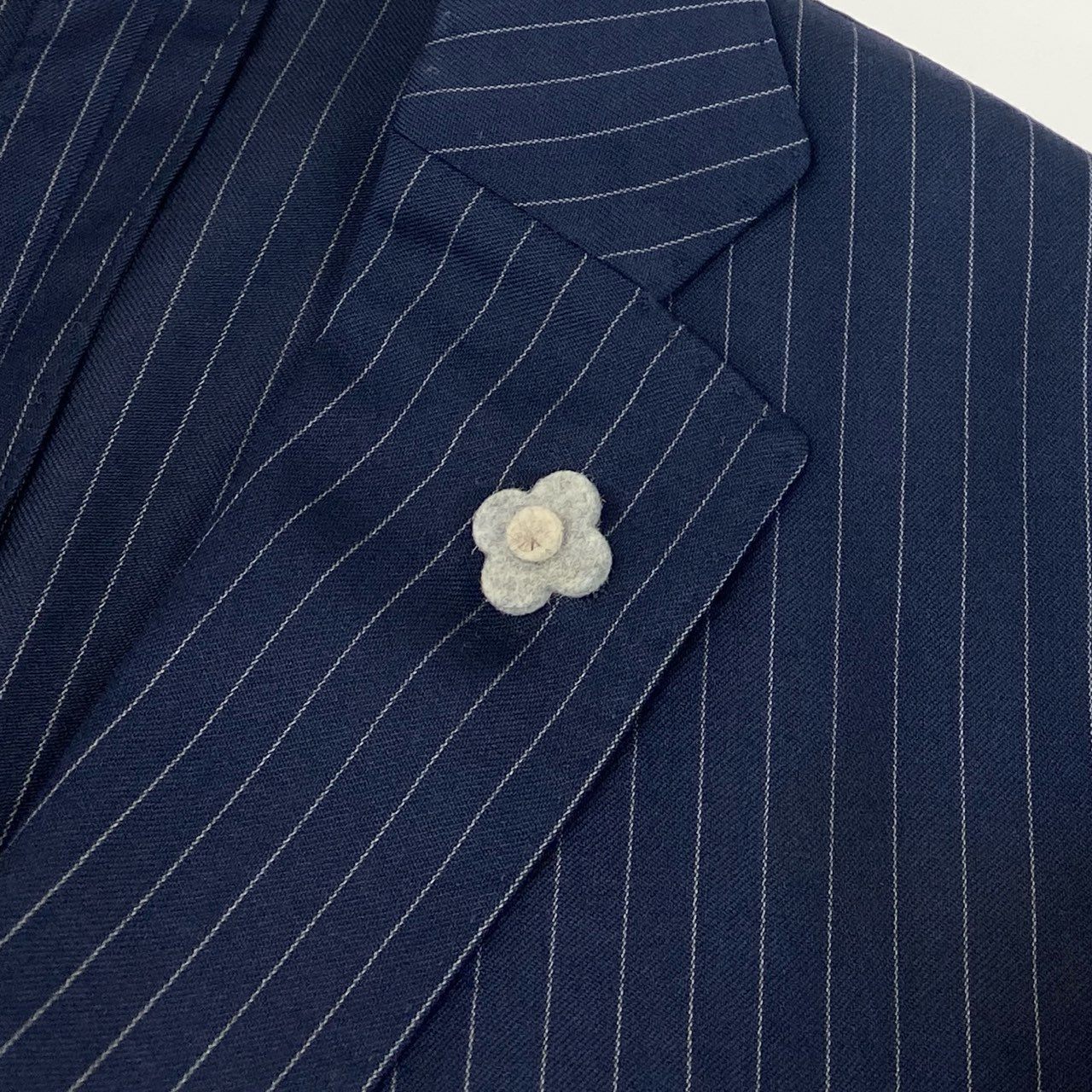 75i8 《美品》 LARDINI ラルディーニ ブートニエール付 セットアップ スーツ ストライプ柄 イタリア製 JH801AQ 48 ネイビー ウール メンズo07t
