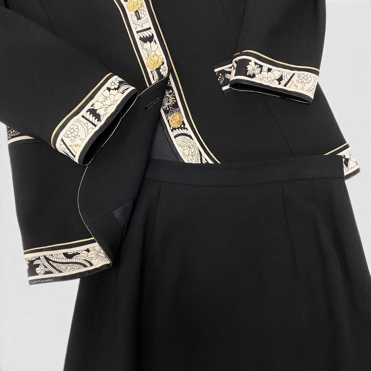37e28 LEONARD FASHION レオナール セットアップ スカートスーツ ノーカラージャケット 金ボタン 花柄プリント 11AR ブラック レディース 女性服o07t