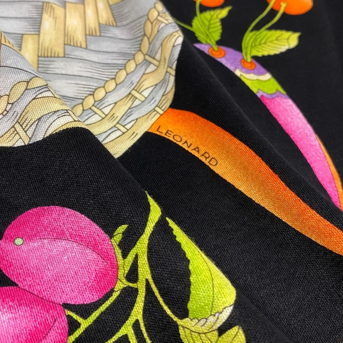 73f9【美品】 LEONARD FASHION レオナール ノーカラージャケット 七分袖カーディガン 金ボタン 美しい花柄プリント サイズL ブラック コットン100％ レディース 女性服u02t