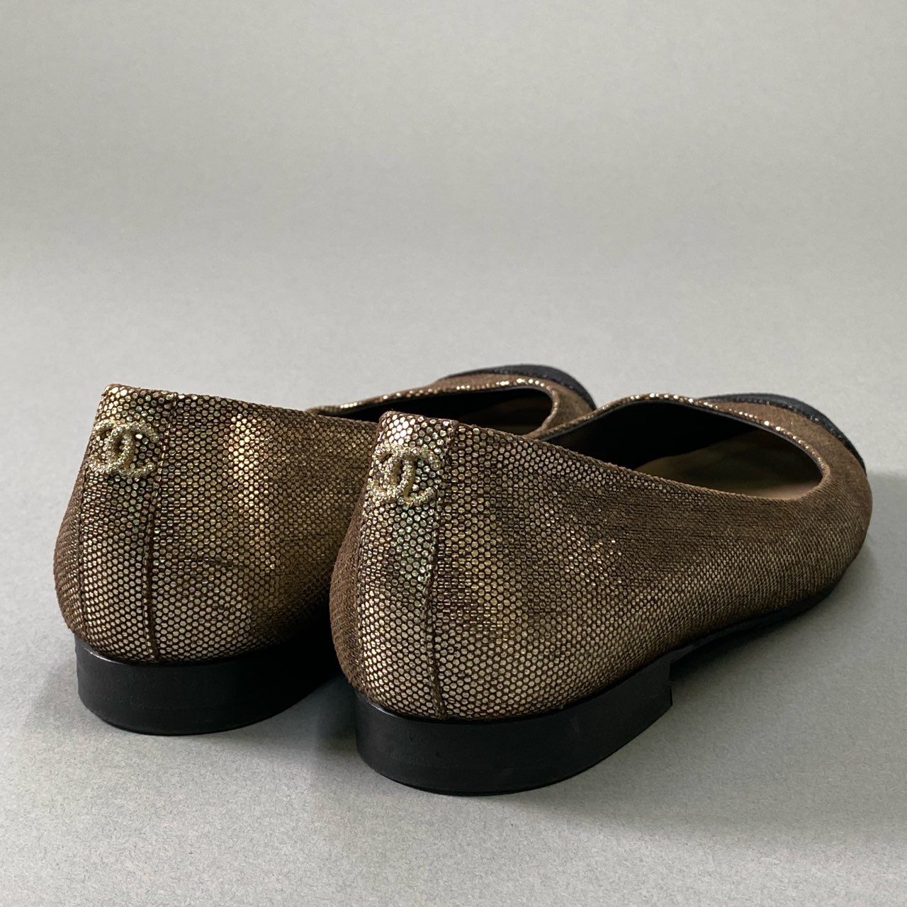 1i4 CHANEL シャネル ローヒールパンプス シューズ ラウンドトップ ココマーク G28536 サイズ35 ゴールド ブラック レディースu02t