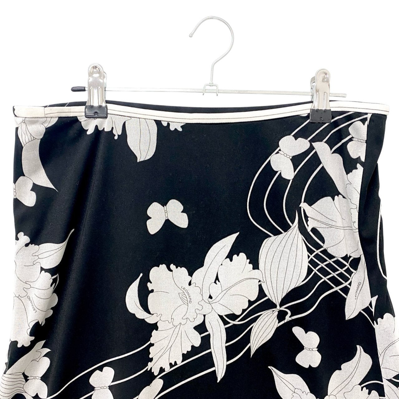73c13 LEONARD レオナール カンカン素材 美しい花柄プリント フレアスカート 膝丈スカート 73 モノトーン レディースu02t