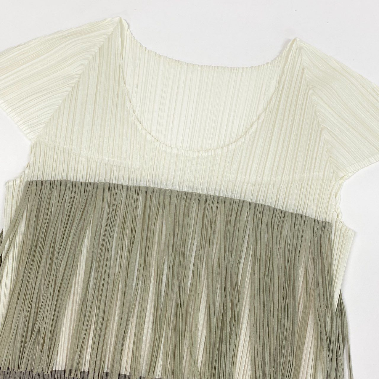 68a24 【美品】 PLEATS PLEASE プリーツプリーズ イッセイミヤケ プリーツフリンジカットソー トップス クルーネック PP83-JK862 ホワイト系 レディース 女性用k02i