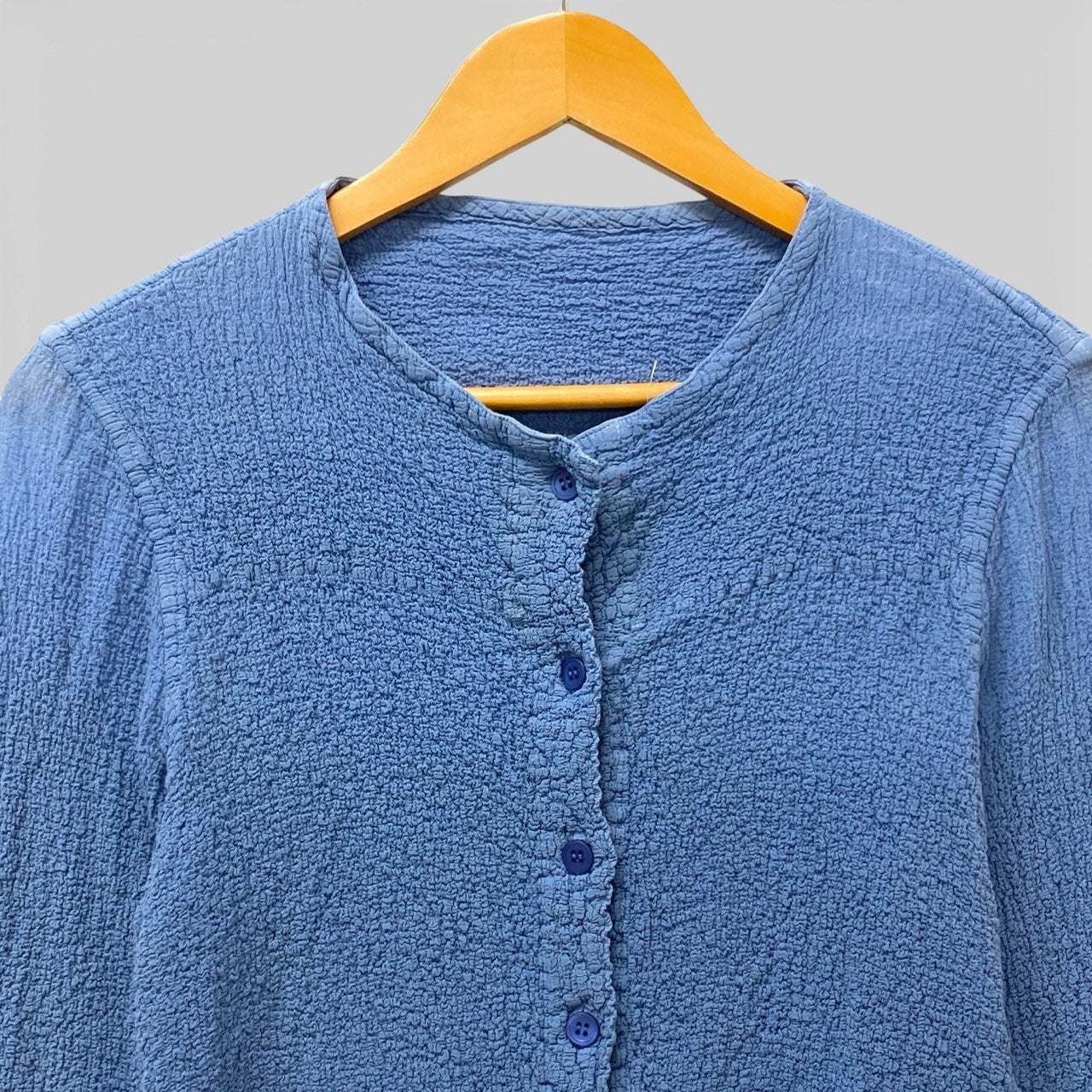 39b13 ISSEY MIYAKE me イッセイミヤケ ミー カリフラワーカーディガン ノーカラージャケット しわ加工 MI72FO449 ブルー レディースu02t