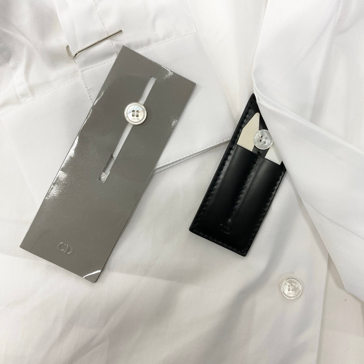 90g27 【新品保管品】DIOR ディオール コットンシャツ ロングスリーブシャツ ワンポイント刺繍 比翼ドレスシャツ 013C502B1581 43サイズ ホワイト コットン100％ メンズ 男性用k02i