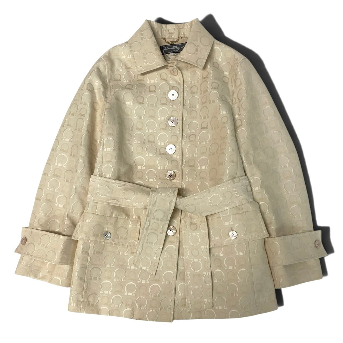 j29 【美品】Salvatore Ferragamo ステンカラーコート ベルト付き ガンチーニ アウター 42サイズ アイボリー レディース 女性用u02t