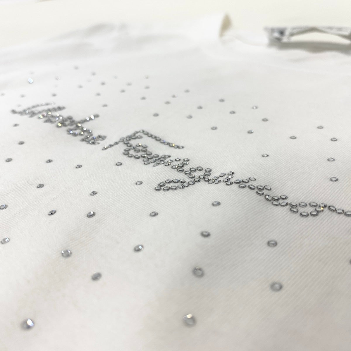 If15 Salvatore Ferragamo サルヴァトーレフェラガモ ロゴ ラインストーン Tシャツ 半袖カットソー イタリア製 Sサイズ ホワイト コットン レディースo07t