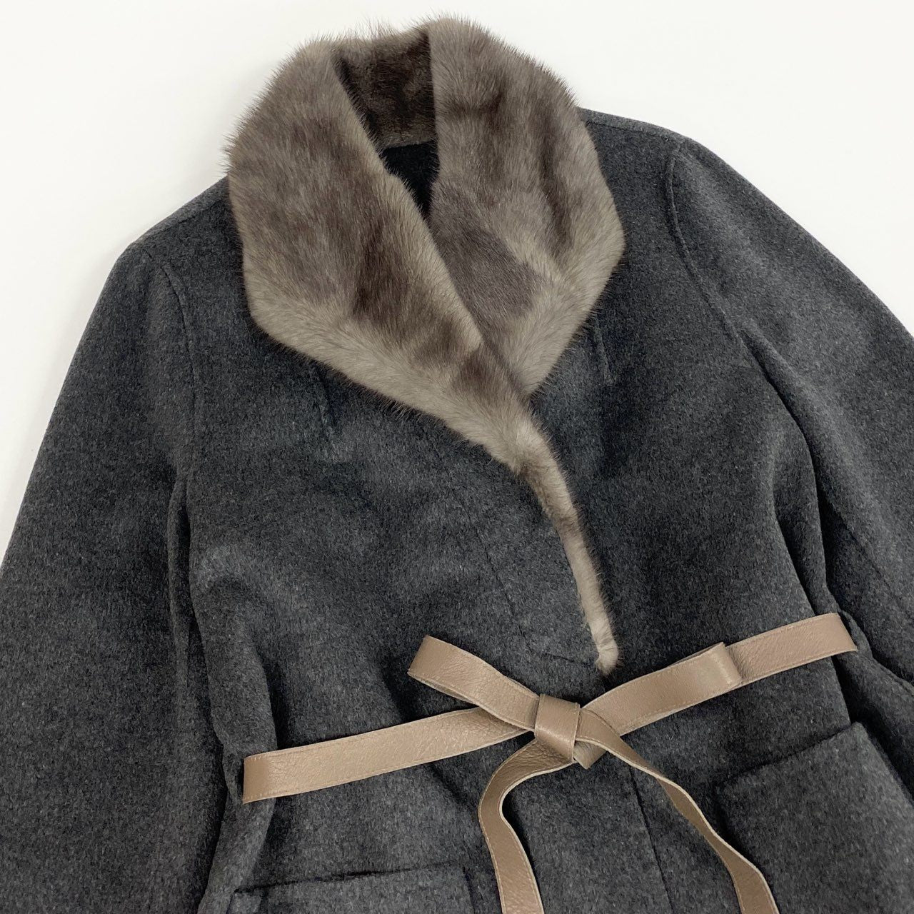 70L15 《美品》 azzurro ブルーアイリスミンク ミンクファー ベルテッドコート カシミヤ混 40 グレー ウールカシミヤ レディース 女性用u02t