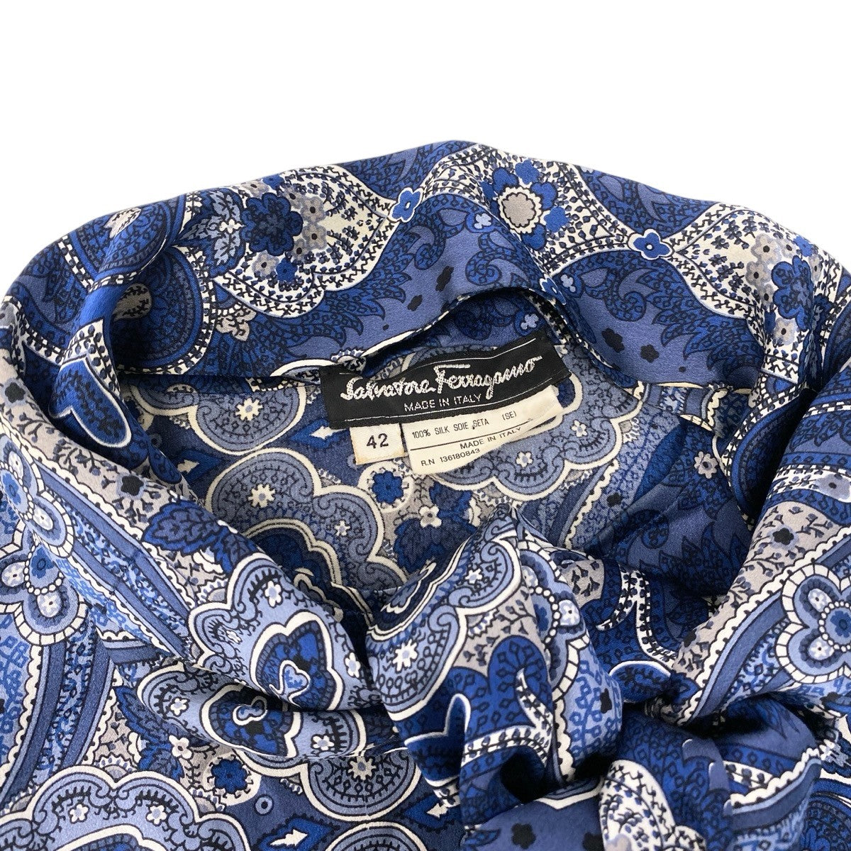 31f18 Salvatore Ferragamo サルヴァトーレフェラガモ ボウタイシャツ シルクシャツ イタリア製 総柄 ペイズリー柄 長袖シャツ 42 ブルー ホワイト シルク100％ レディース 女性用o07t