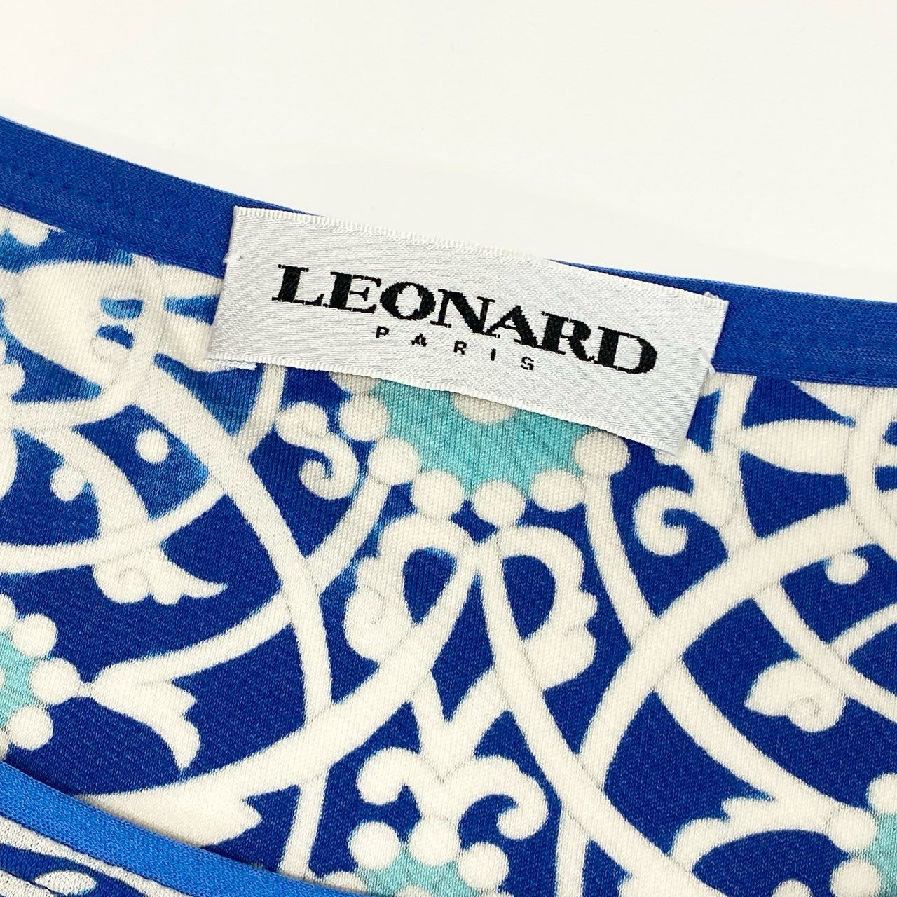 56d13 LEONARD PARIS レオナール ロングスリーブカットソー 美しい花柄プリント ボートネック トップス イタリア製 サイズ40 ブルー ホワイト シルク100％ レディース 女性用u02t