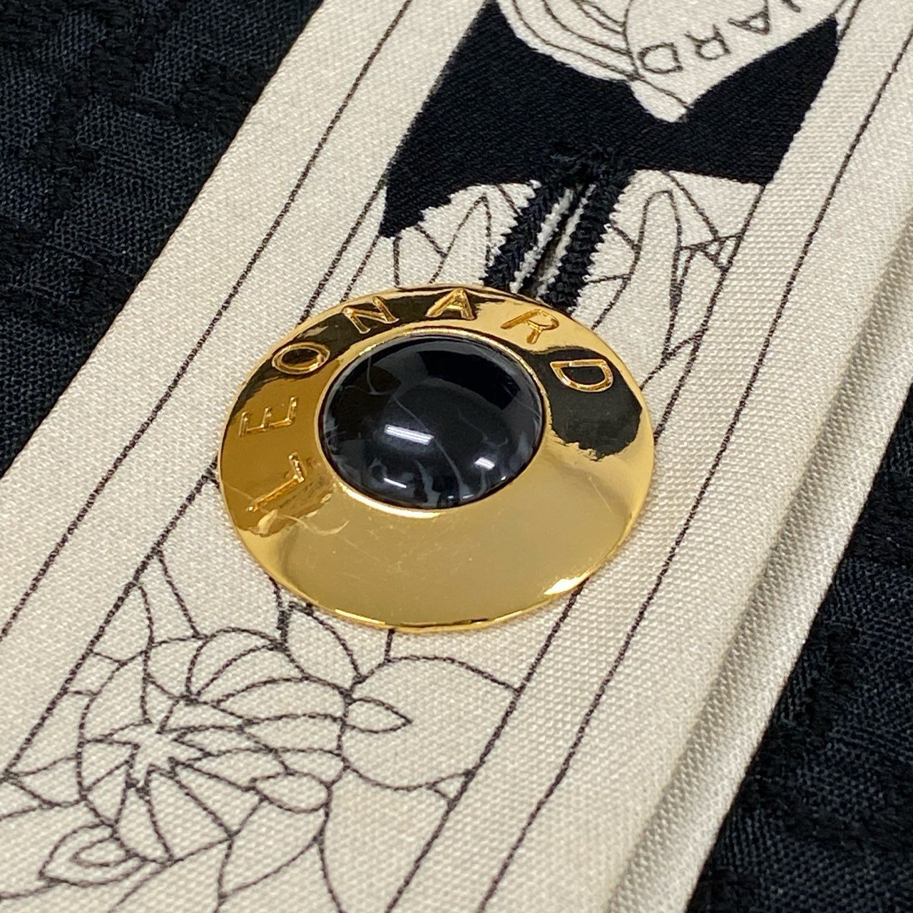 49L8 LEONARD レオナール ノーカラージャケット 美しい花柄プリント 金ボタン 11ARサイズ ブラック レディースo07t