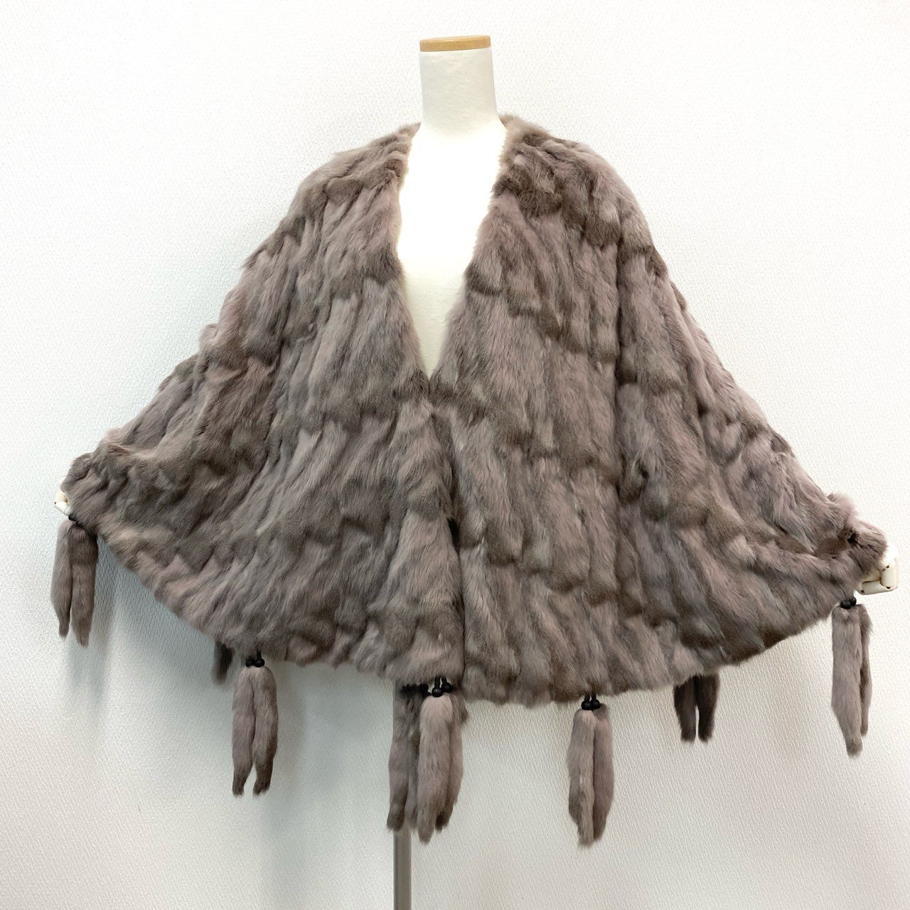 86j23 《タグ付き》 MOONBAT ムーンバット 本毛皮 レアデザイン リスファー  ポンチョ コート ティペット グレイッシュピンク リスファー 定価58万円u02t