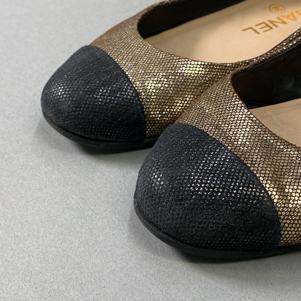 1i4 CHANEL シャネル ローヒールパンプス シューズ ラウンドトップ ココマーク G28536 サイズ35 ゴールド ブラック レディースu02t