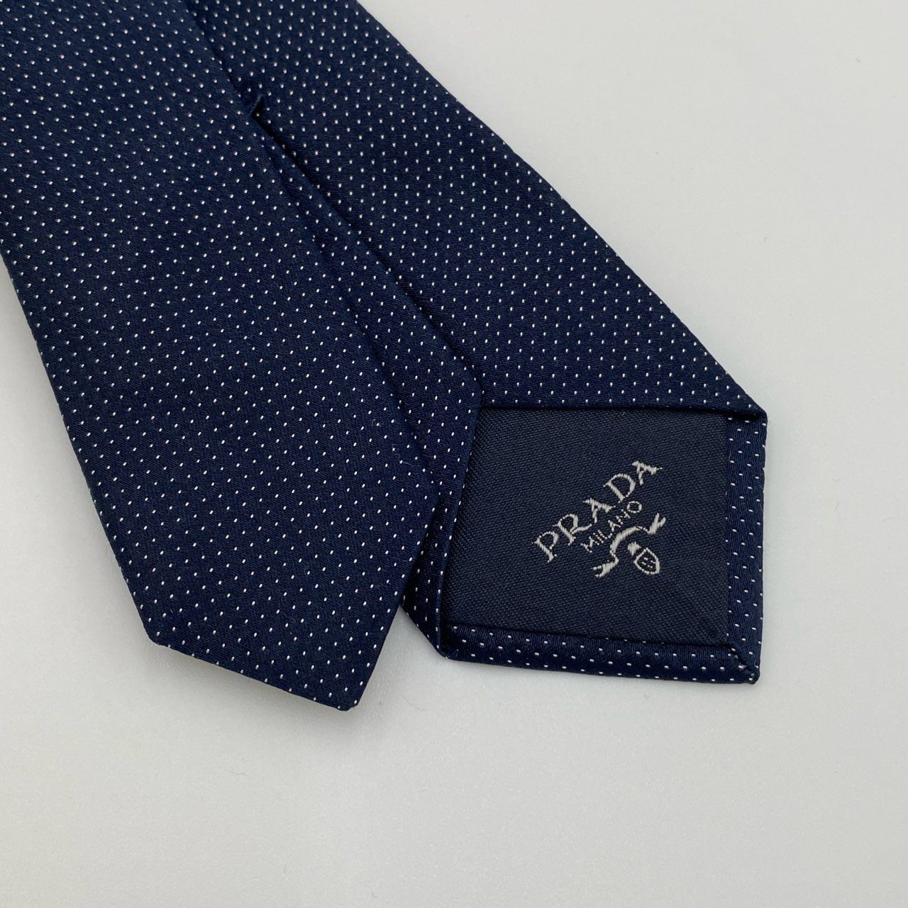 h7 PRADA プラダ ドット柄 ネクタイ 服飾小物 ビジネス◎ セレモニー◎ ロゴ刺繍 ネイビー メンズk02i