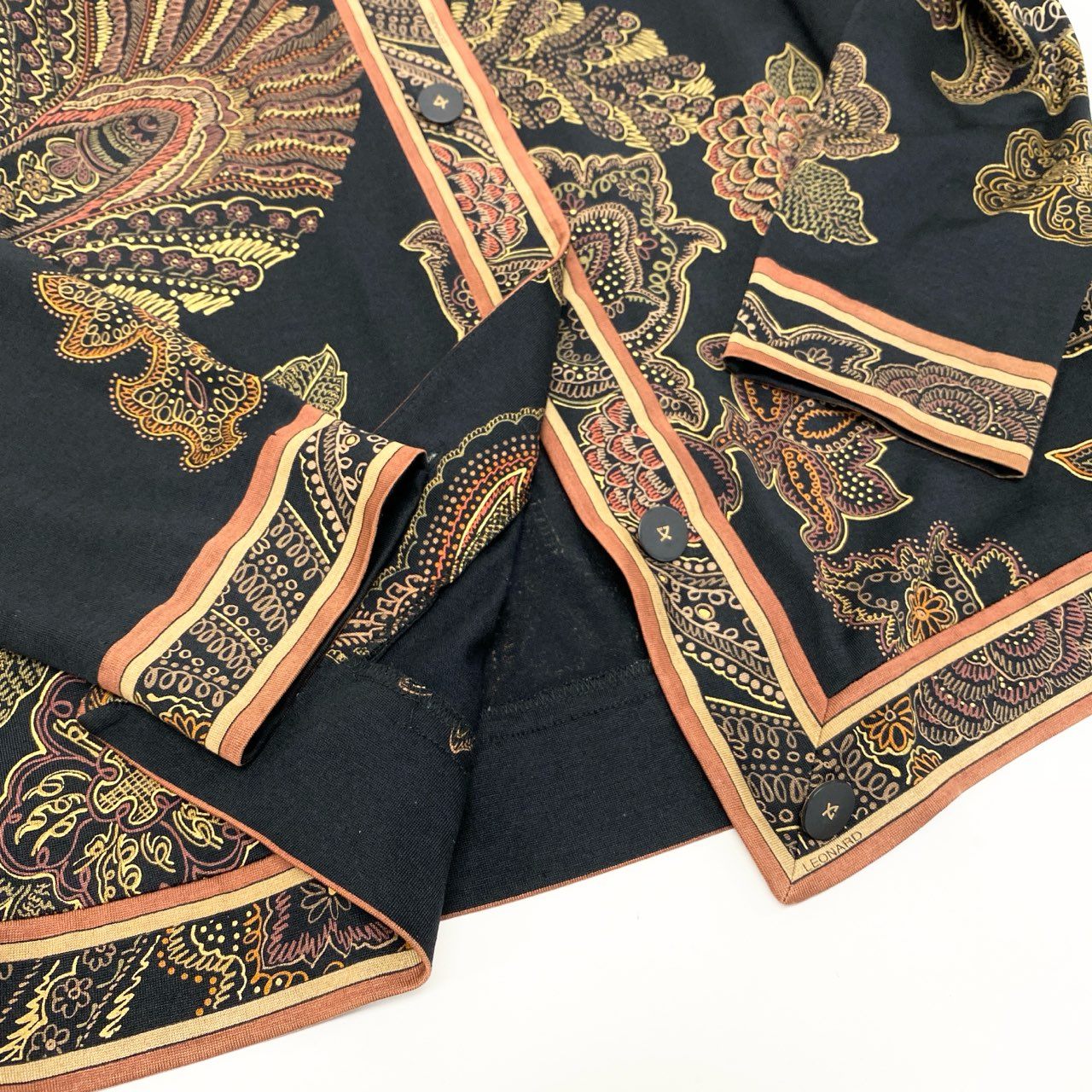 11k21 LEONARD FASHION レオナール ノーカラージャケット カーディガン 花柄プリント ペイズリー柄 ロングスリーブ レディース 女性用 M ブラック ウールシルクu02t
