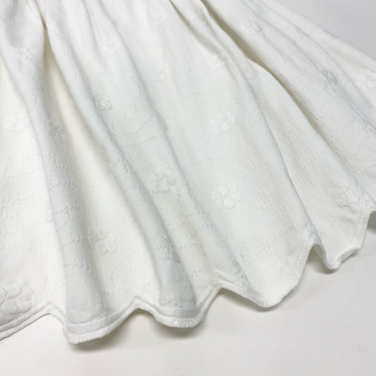 42b27 CHANEL シャネル P45288 ココマーク付き ジャガード カメリア ニットスカート サイズ36 ホワイト レディースk02i