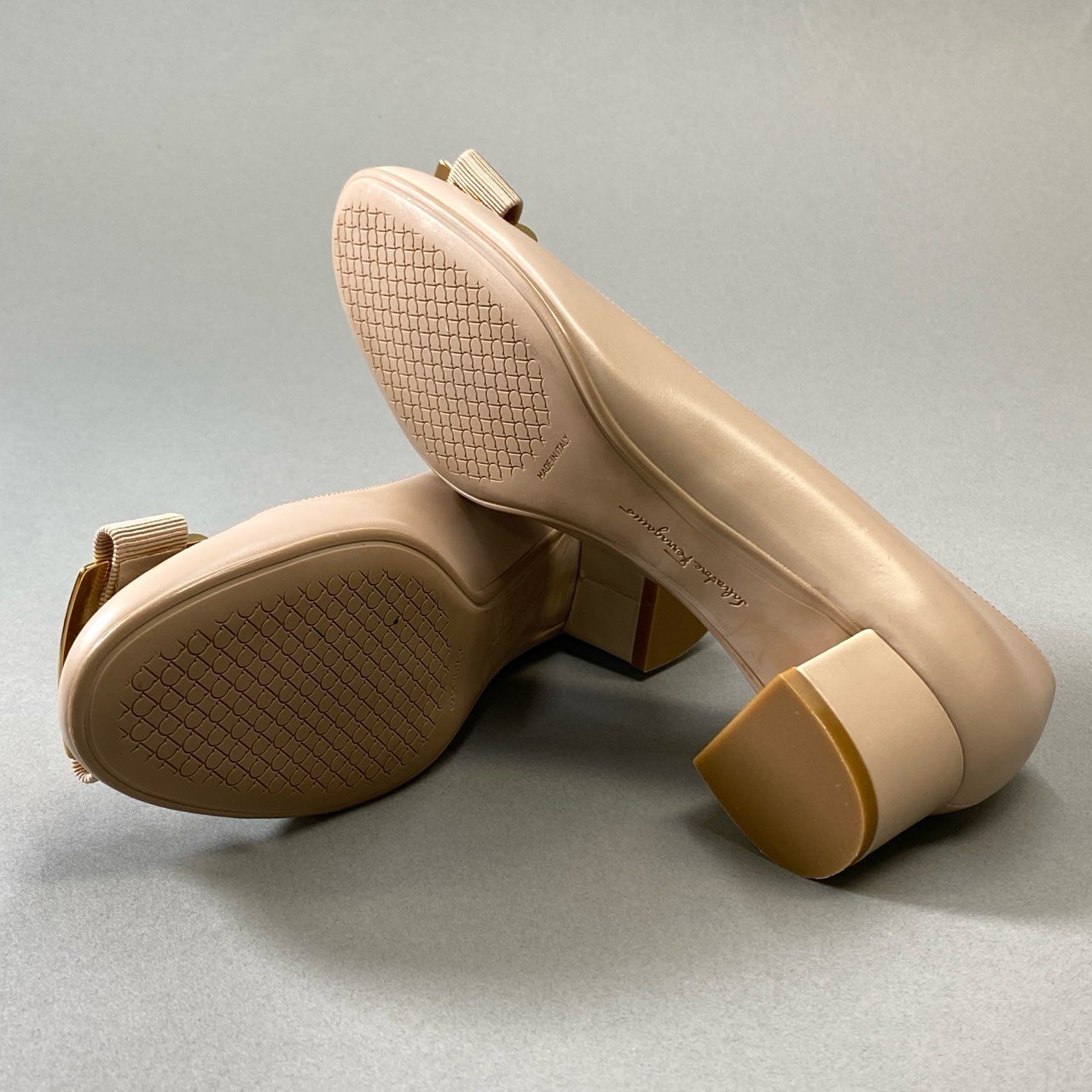 6j16 《美品》 SALVATORE FERRAGAMO サルヴァトーレフェラガモ NINNA ヒールパンプス イタリア製 ヴァラリボン シューズ 6 23cm相当 ピンクベージュ レザー レディースo07t