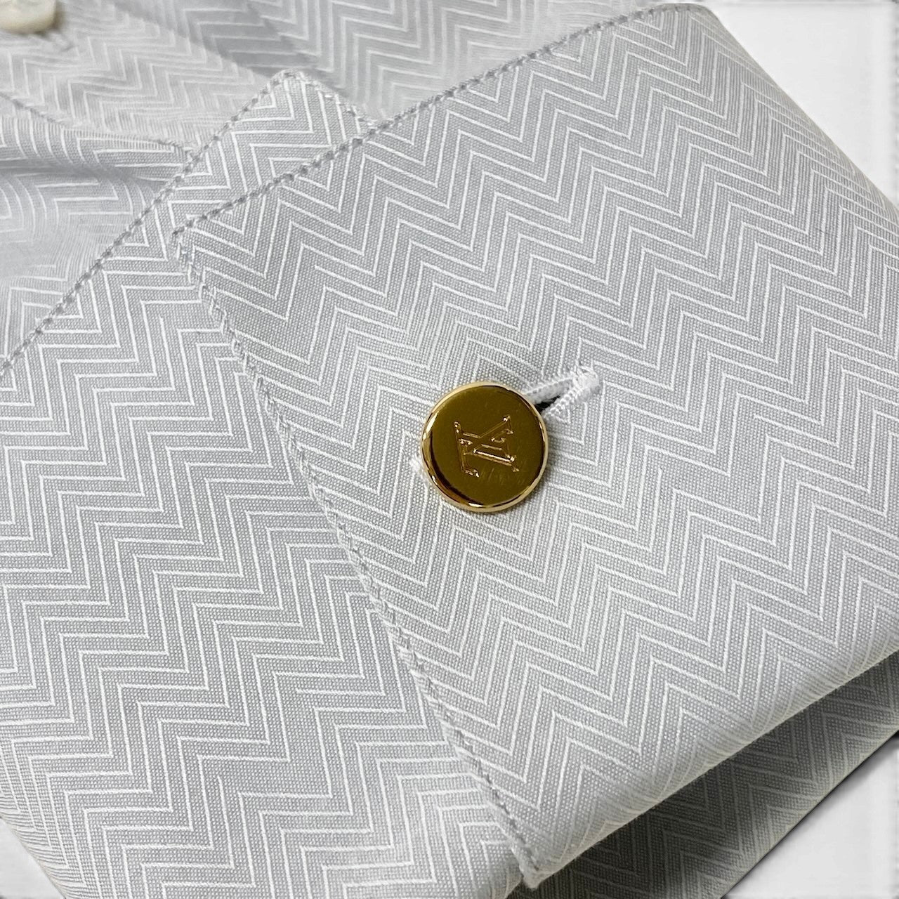 14f15 LOUIS VUITTON ルイヴィトン FIT TED ロングスリーブシャツ LVロゴ ヘリンボーン柄 39/15-1/2 ライトグレー系 コットン100％ メンズ 紳士服u02t