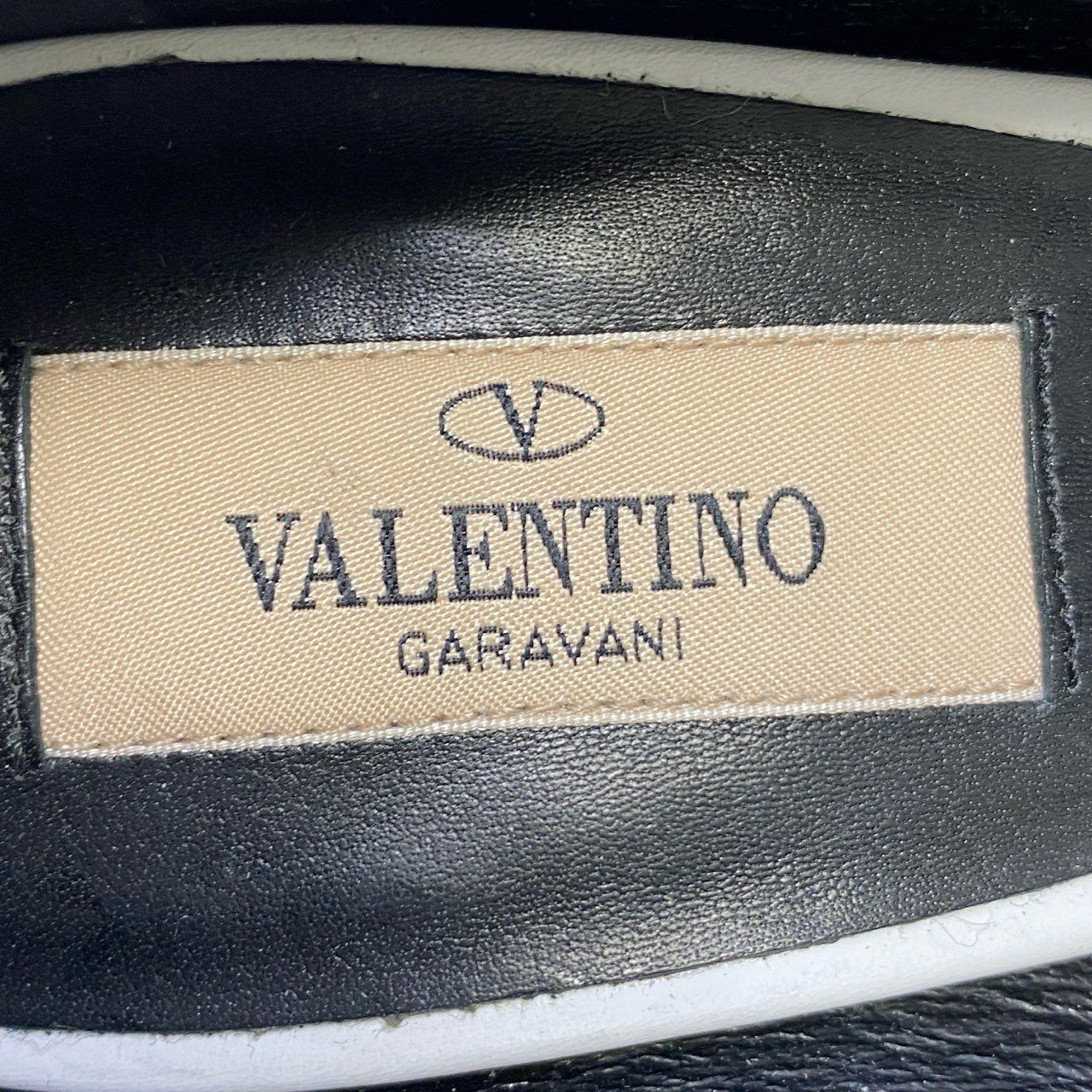 3i30 《極美品》 VALENTINO VLTN ヴァレンティノ ロゴパンプス ハイヒール  ポインテッドトゥ  38サイズ ブラック レザー レディースt18r