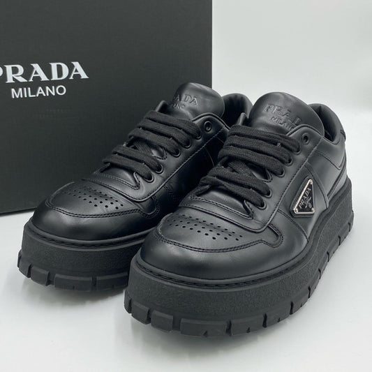 1h20《極美品》 PRADA プラダ レザースニーカー ローカット シューズ トライアングルロゴ 2EG452 サイズ7 ブラック レザー メンズk02i