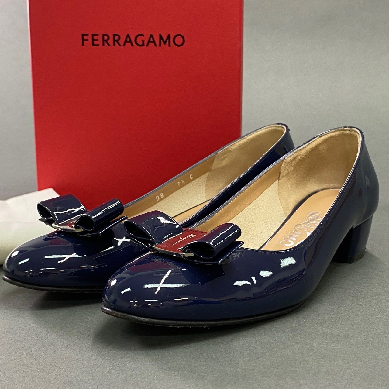 1a10 Salvatore Ferragamo サルヴァトーレ フェラガモ VARA 1 ヴァラリボン エナメルパンプス 7 1/2 ネイビー パテントレザー シューズ イタリア製