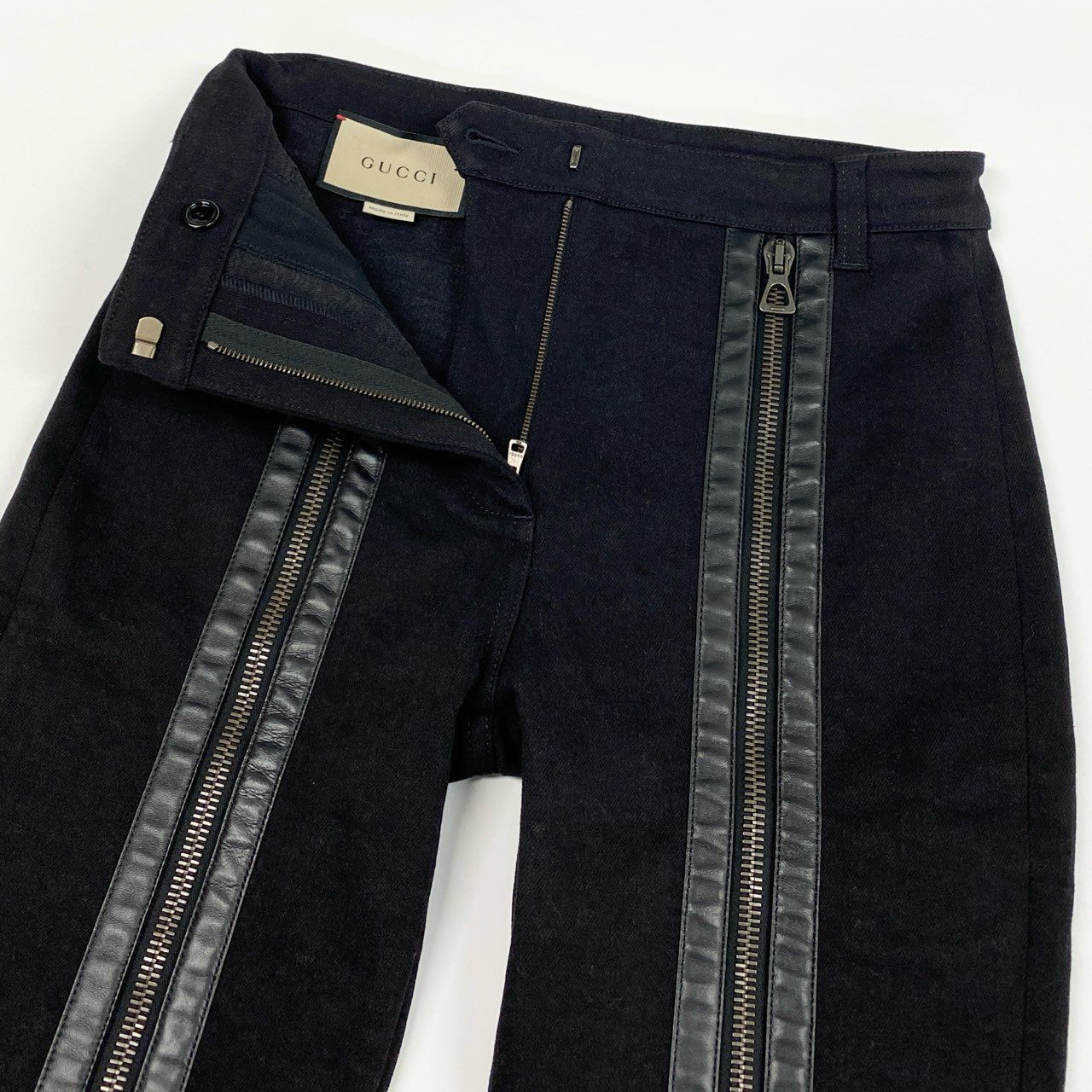 55L23【美品】GUCCI グッチ ジップディテールスティラップトラウザーズ デニムパンツ ボトム スキニー 26サイズ ブラック レディースo07t