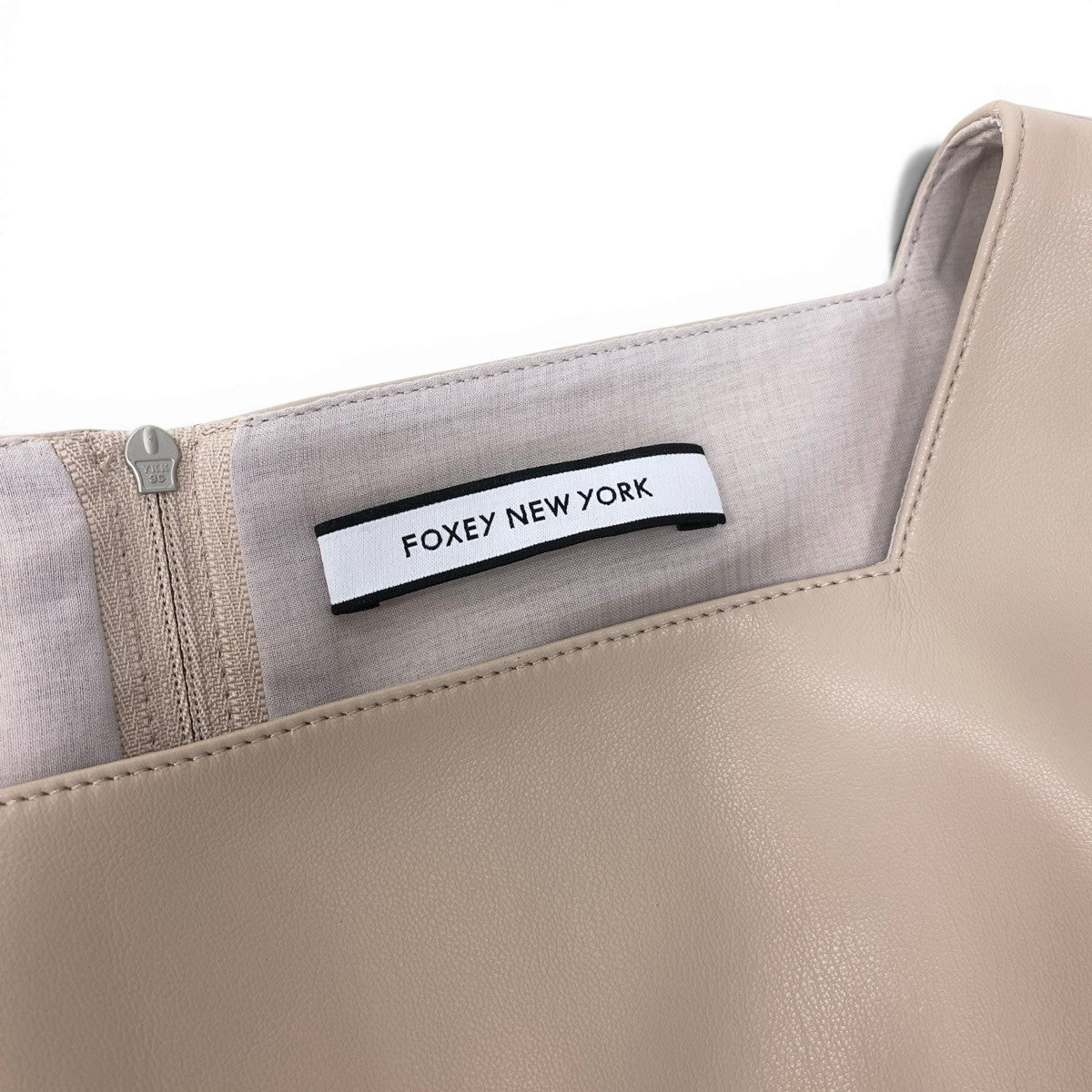 88g20 【未使用タグ付】 FOXEY NEW YORK フォクシーニューヨーク 2023年 Dress Marielle マリエル スクエアネック ノースリーブ ドレスワンピース 43873 サイズ40 ベージュ フェイクレザー レディースt18r