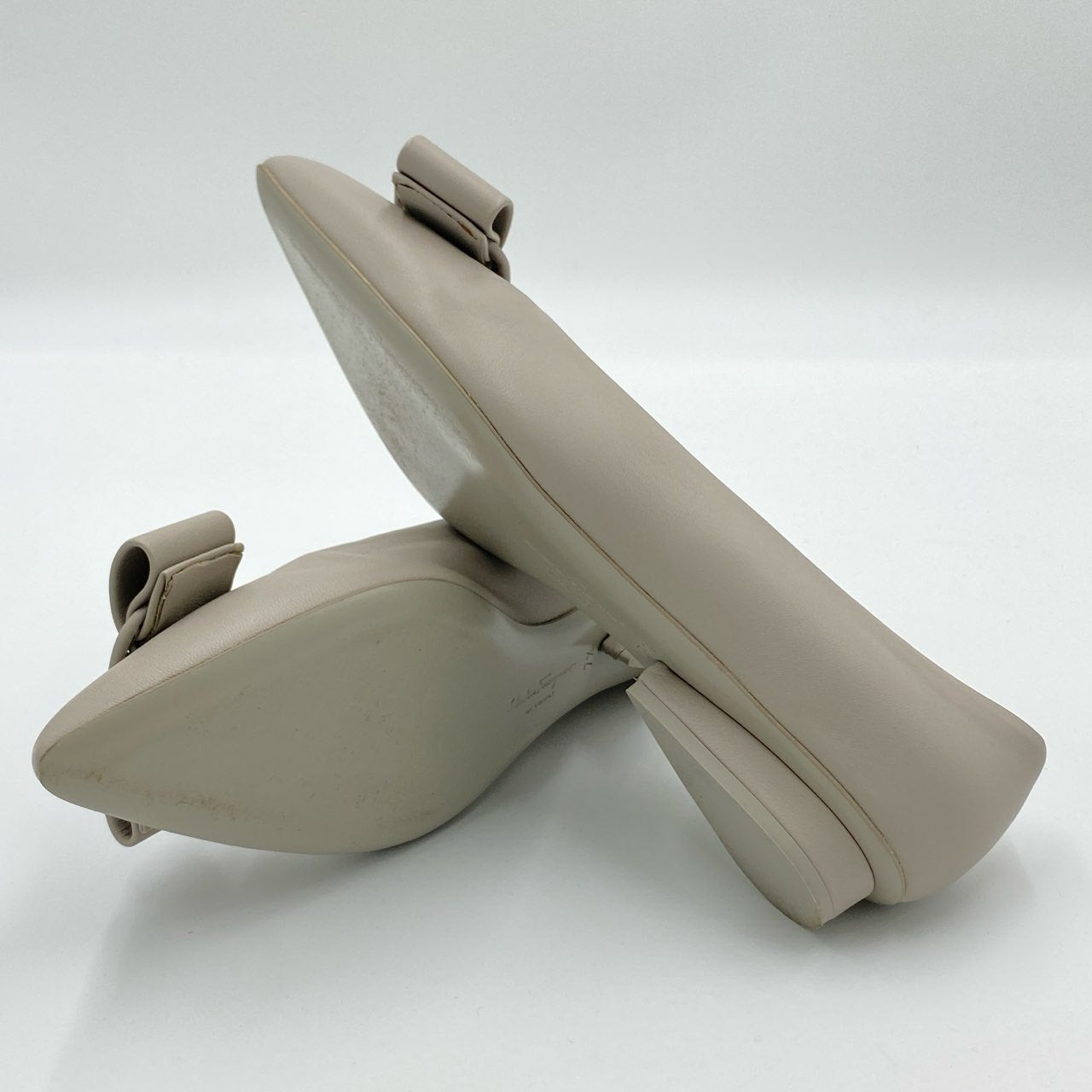 2i3 《極美品》 Salvatore Ferragamo サルヴァトーレフェラガモ VIVA フラットシューズ 7 1/2 ライトグレー レザー VARA ヴァラ バレエシューズt18r