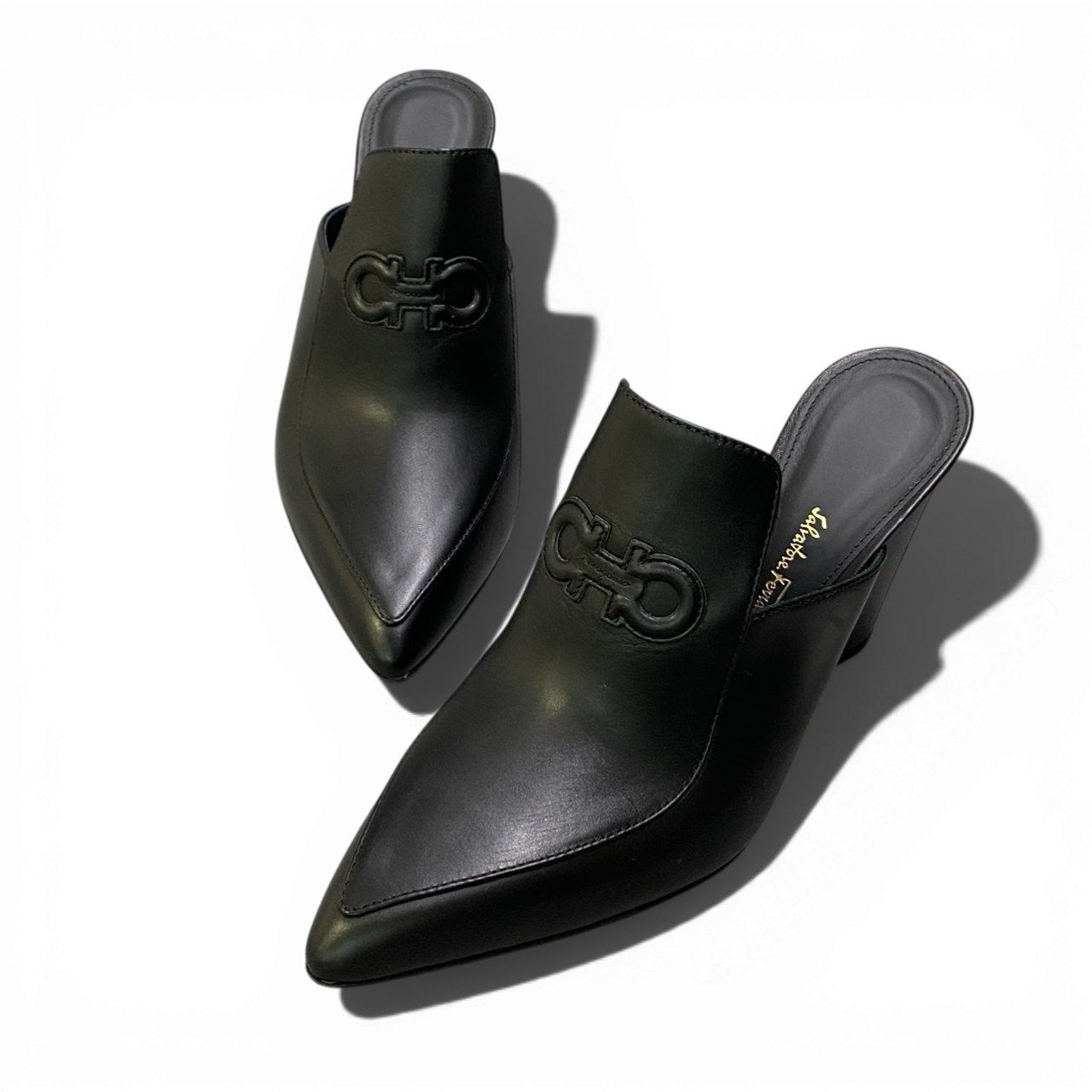 1b23 Salvatore Ferragam サルヴァトーレフェラガモ ガンチーニ ミュール ポインテッドトゥ チャンキーヒール ワンポイントロゴ レディース 女性靴 イタリア製 7 1/2 ブラック レザーu02t