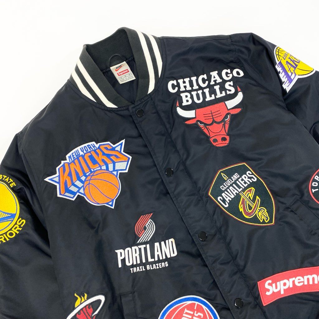 13l27 NIKE Supreme ナイキ × シュプリーム NBA Teams Warm-Up Jaket スタジャン ジャケット ワッペン Mサイズ ブラック メンズo07t