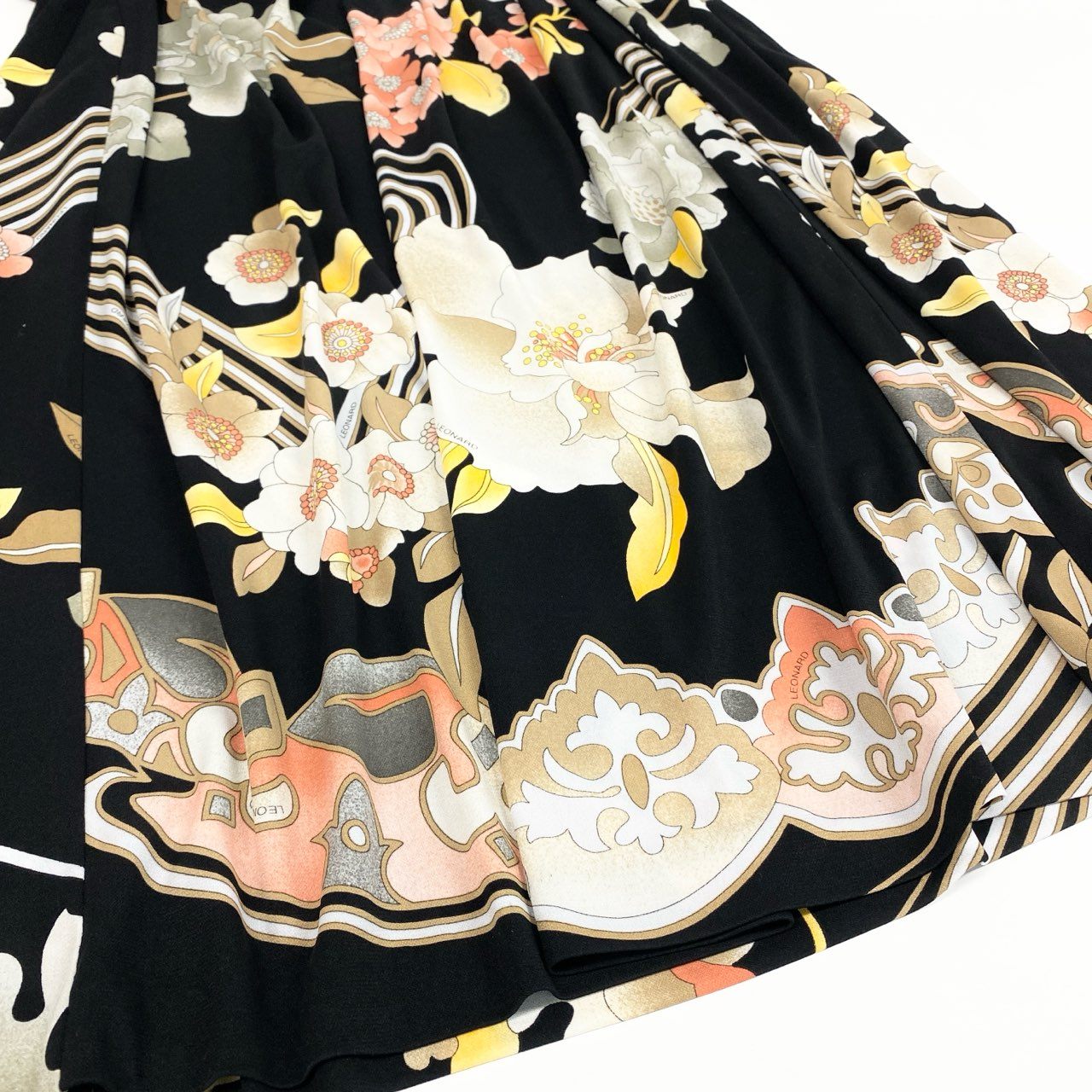 31b12 LEONARD レオナール 半袖Vネックワンピース カンカン素材 美しい花柄プリント 0170509 LLサイズ ブラック レディース 女性用u02t