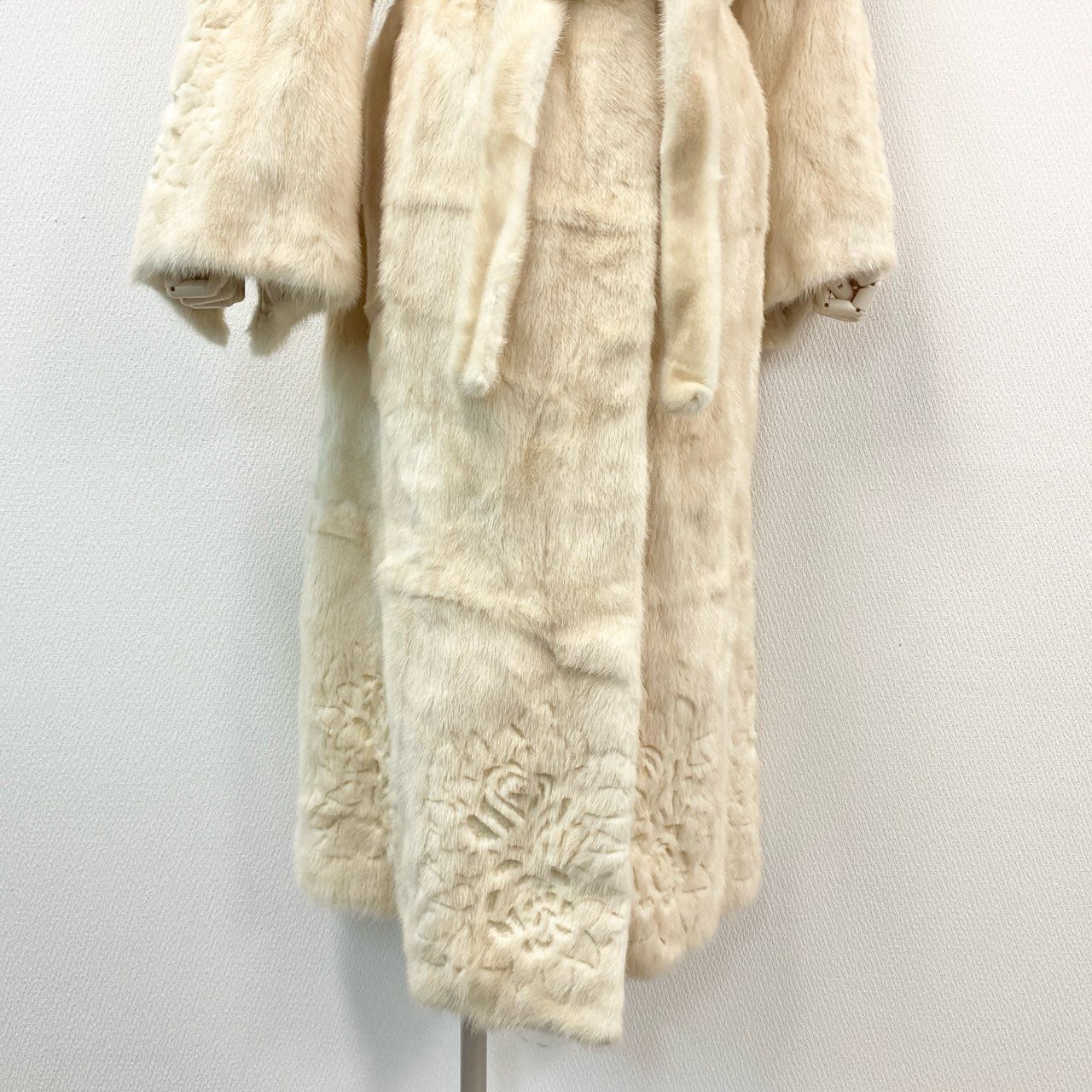 48k2《超希少》 Pellicce Moda ペリーチェモーダ パールミンク フラワーカービングデザイン 超ロングコート 120cm ホワイト 最高級本毛皮 MINK FURt18r