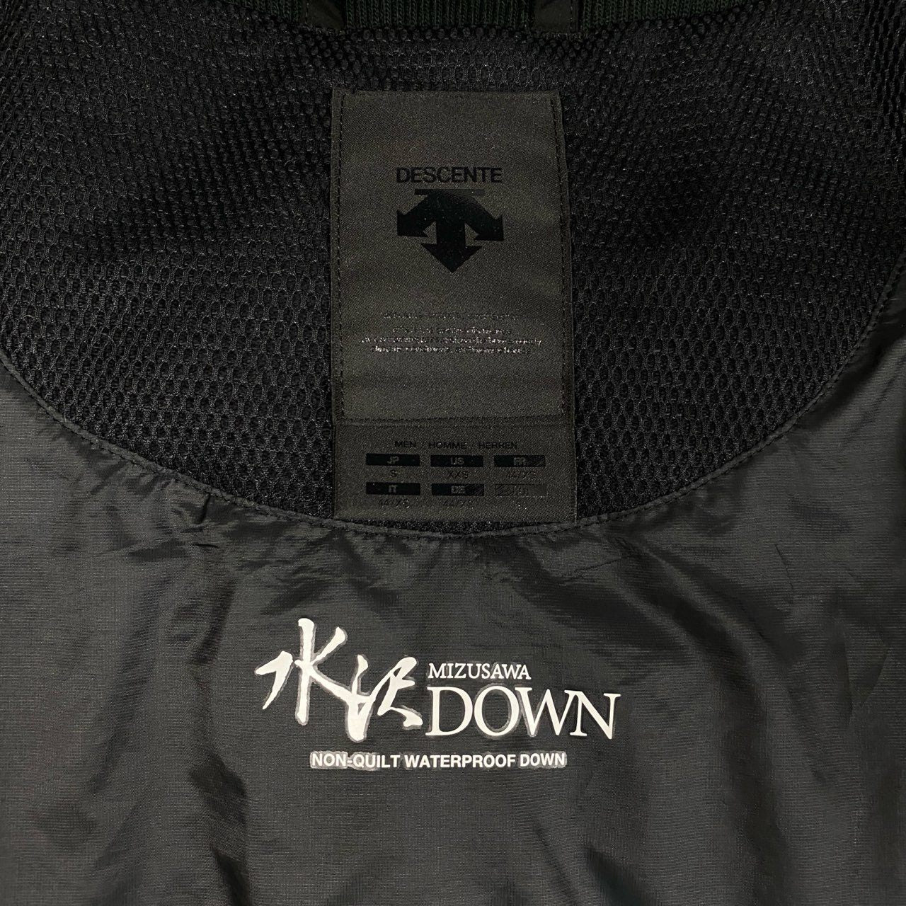46L16 DESCENTE デサント 水沢ダウンマウンテニアー ダウンジャケット ダウンコート フーディージャケット アウター DALT3270 Sサイズ ブラック メンズo07t
