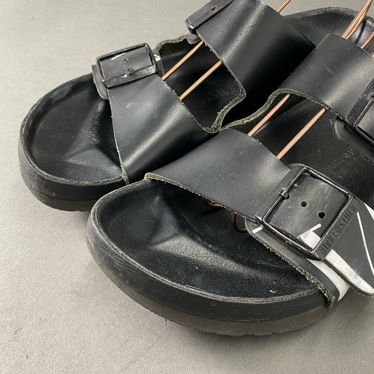 6f20 VALENTINO ヴァレンティノ × BIRKENSTOCK ビルケンシュトック コラボ Arizona アリゾナ VLTN コンフォートサンダル 26.5cm ブラック レザー シューズ