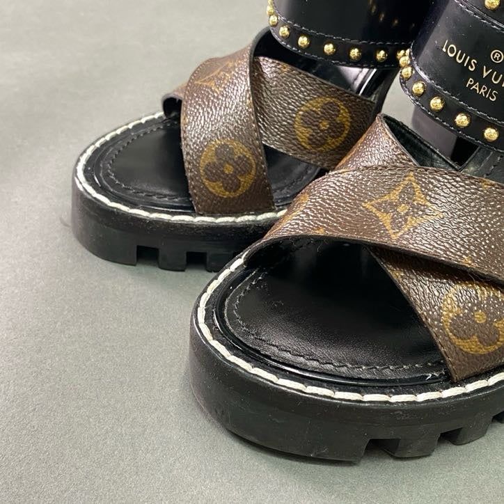 4f4 LOUIS VUITTON ルイヴィトン モノグラムキャンバス スタートレイルライン チャンキーヒール ミュール サンダル シューズ スタッズ 35 12 ブラウン ブラック