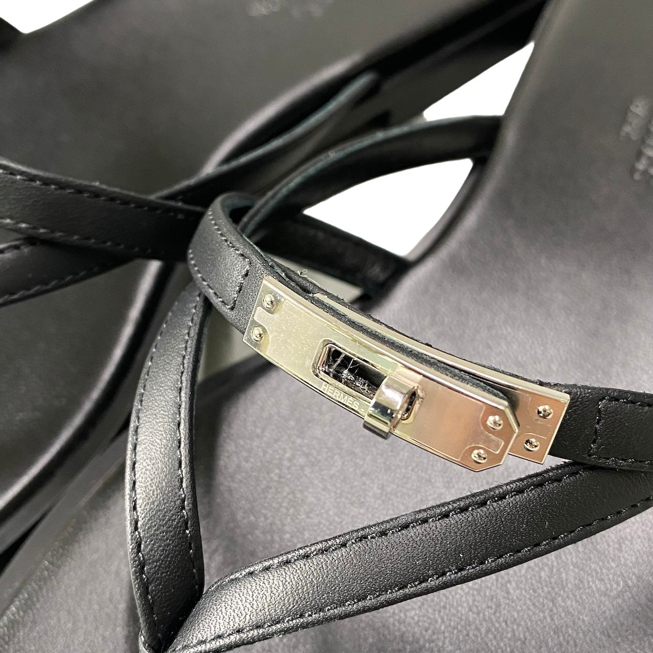 【未使用保管品】 HERMES エルメス ミス サンダル フラットシューズ クロスストラップ H261038Z サイズ37 ブラック レザー レディースk02i