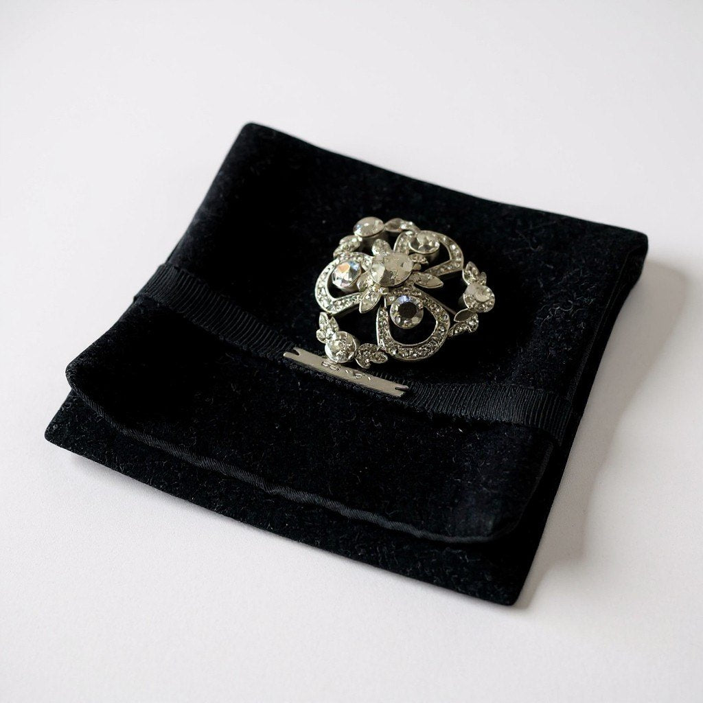 a5 FOXEY フォクシー ブローチ ラインストーン フラワーモチーフ アクセサリー シルバー レディースk02i