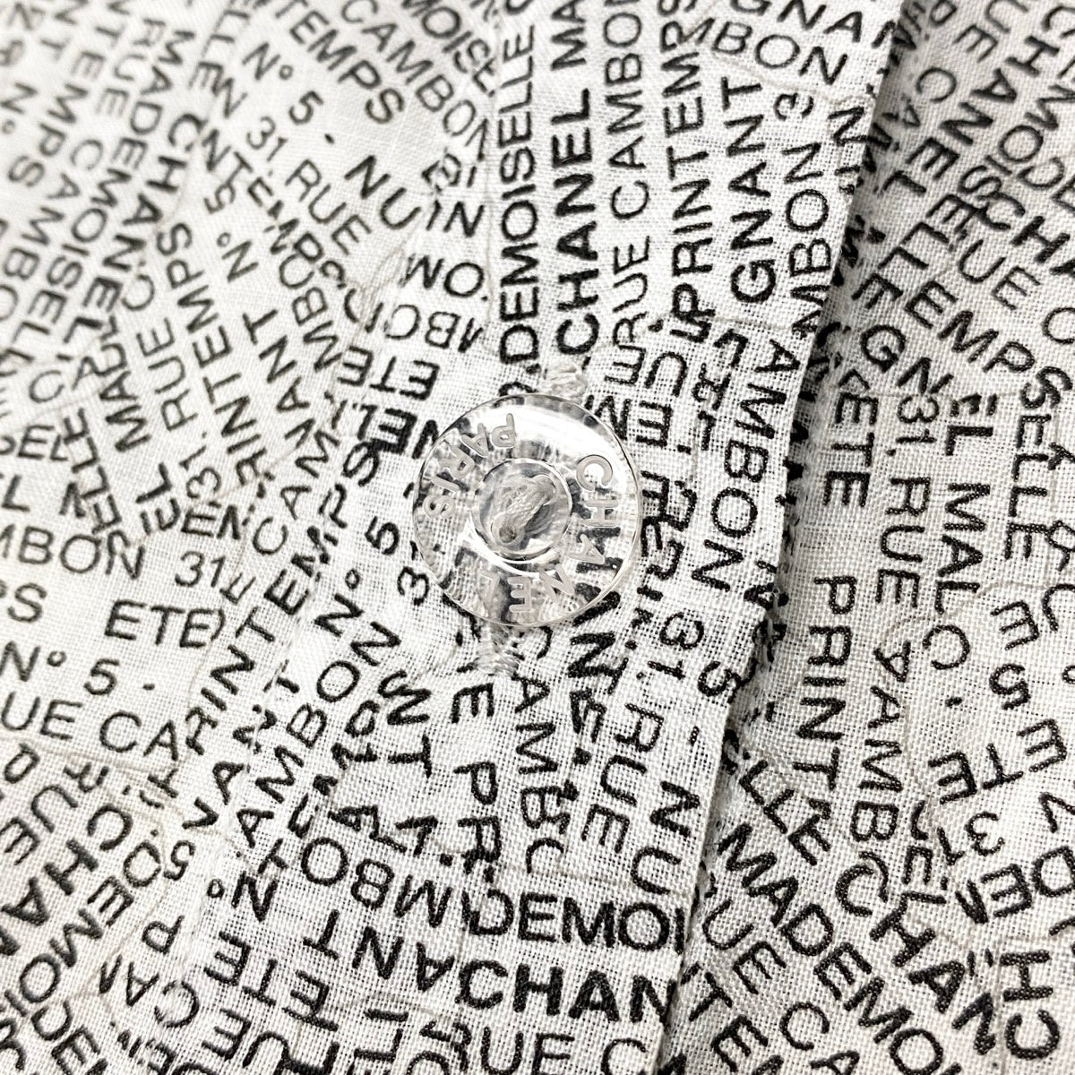Cf24 CHANEL 99P ロゴプリント ラミー 半袖シャツ ブラウス ニュースペーパー柄 P12855 40サイズ ホワイト ブラック リネン レディース 女性用ta2