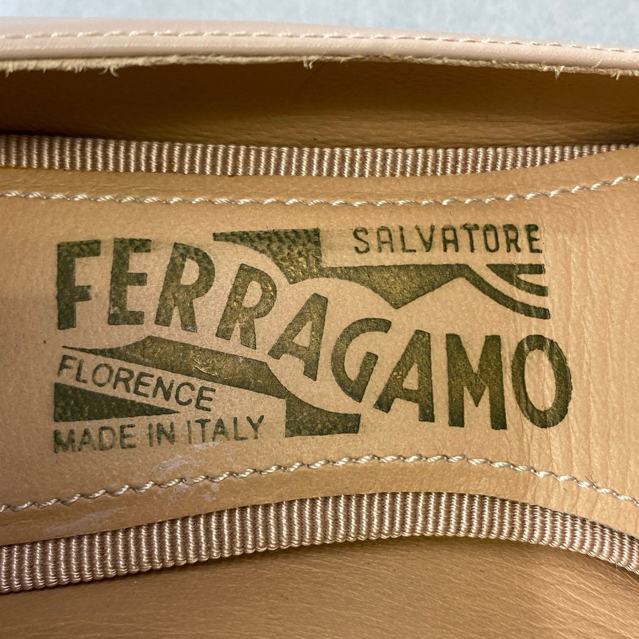 6j16 《美品》 SALVATORE FERRAGAMO サルヴァトーレフェラガモ NINNA ヒールパンプス イタリア製 ヴァラリボン シューズ 6 23cm相当 ピンクベージュ レザー レディースo07t