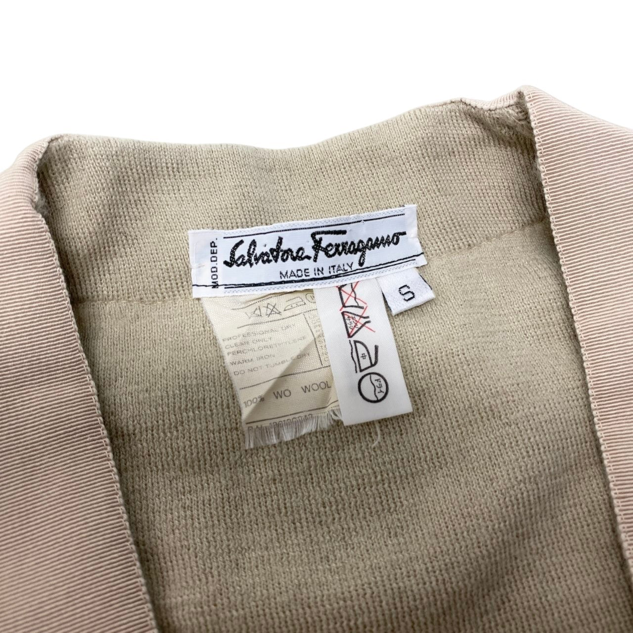 29h31 Salvatore Ferragamo サルヴァトーレフェラガモ ロングスリーブ ニットカーディガン ハイゲージニット サイズS ライトベージュ ウール100％ レディースo07t
