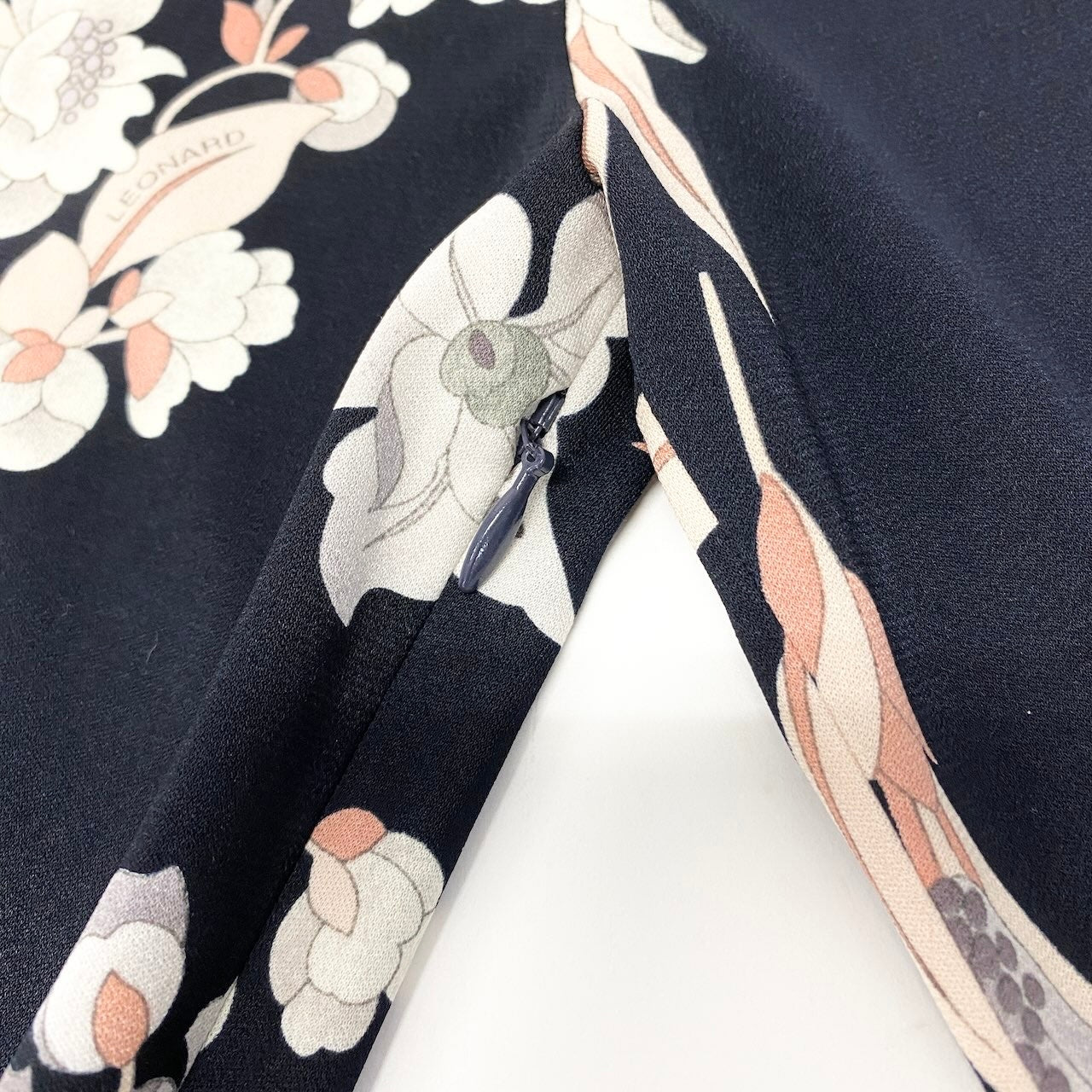 13e8 LEONARD FASHION レオナール ロングスリーブワンピース  美しい花柄プリント カンカン素材 ウエスト切替 0160223 サイズ36 ブラック レディース 女性用u02t