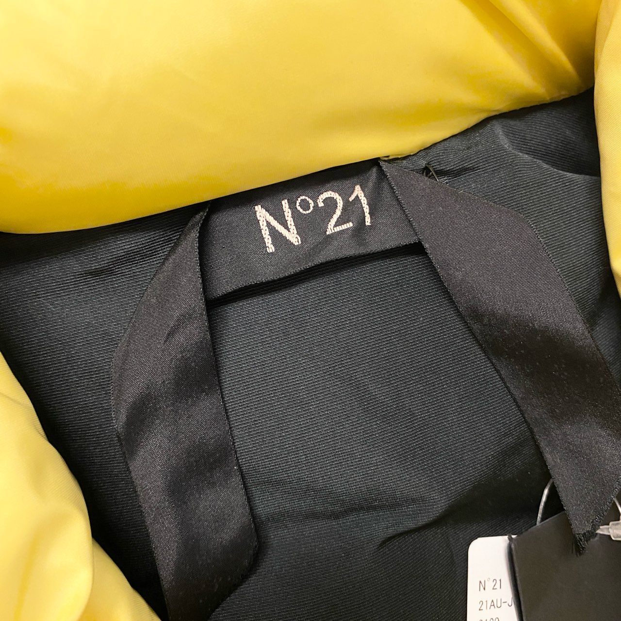 58c5【未使用タグ付き】定価13.5万円 N°21 ヌメロヴェントゥーノ ロゴ入りバックリボン ダウンジャケット サイズXS イエロー系 メンズ アウターk02i