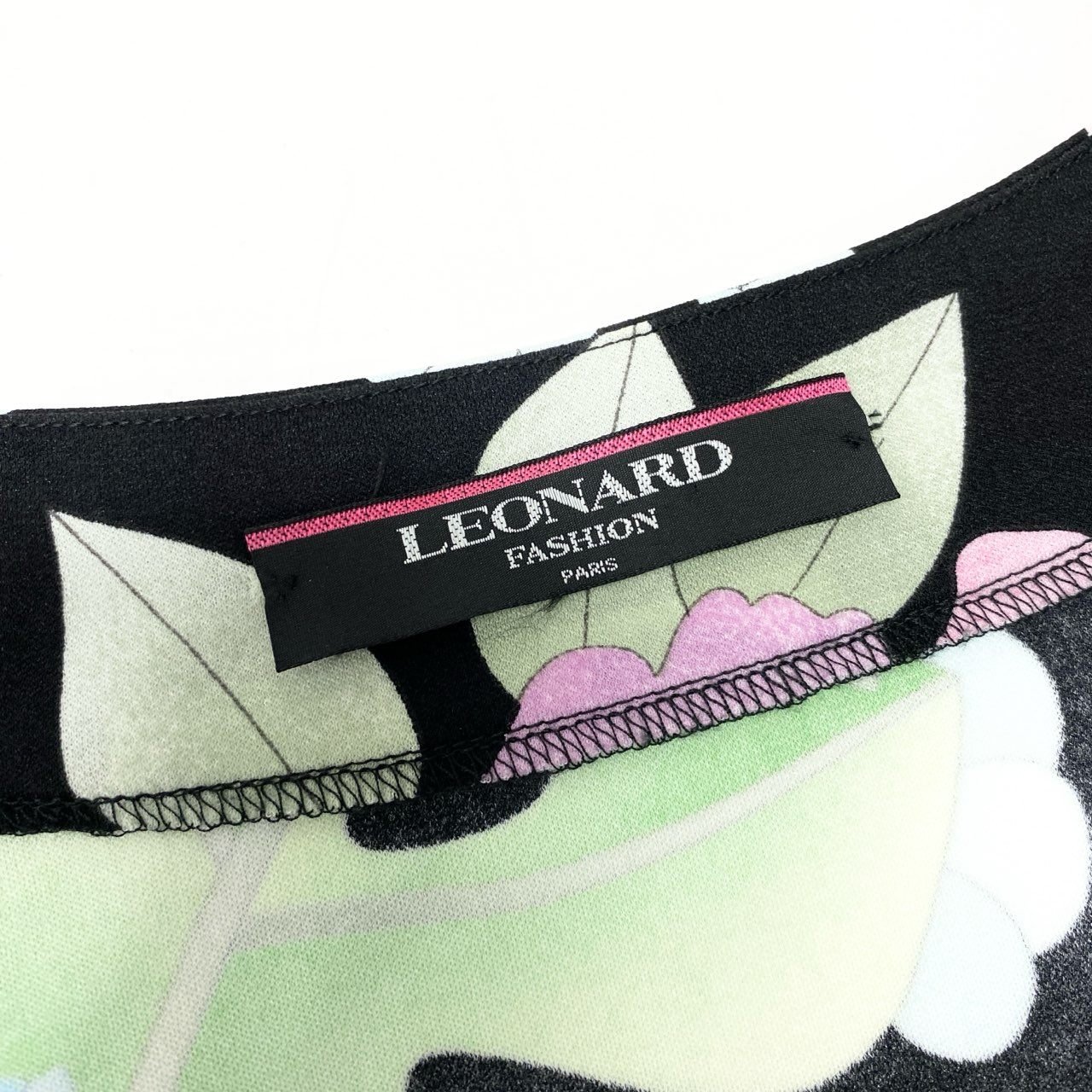 47b4 LEONARD レオナール Vネック半袖ワンピース 膝丈ワンピース 美しい花柄プリント 0170509 Lサイズ ブラック カンカン素材 レディース 女性用u02t