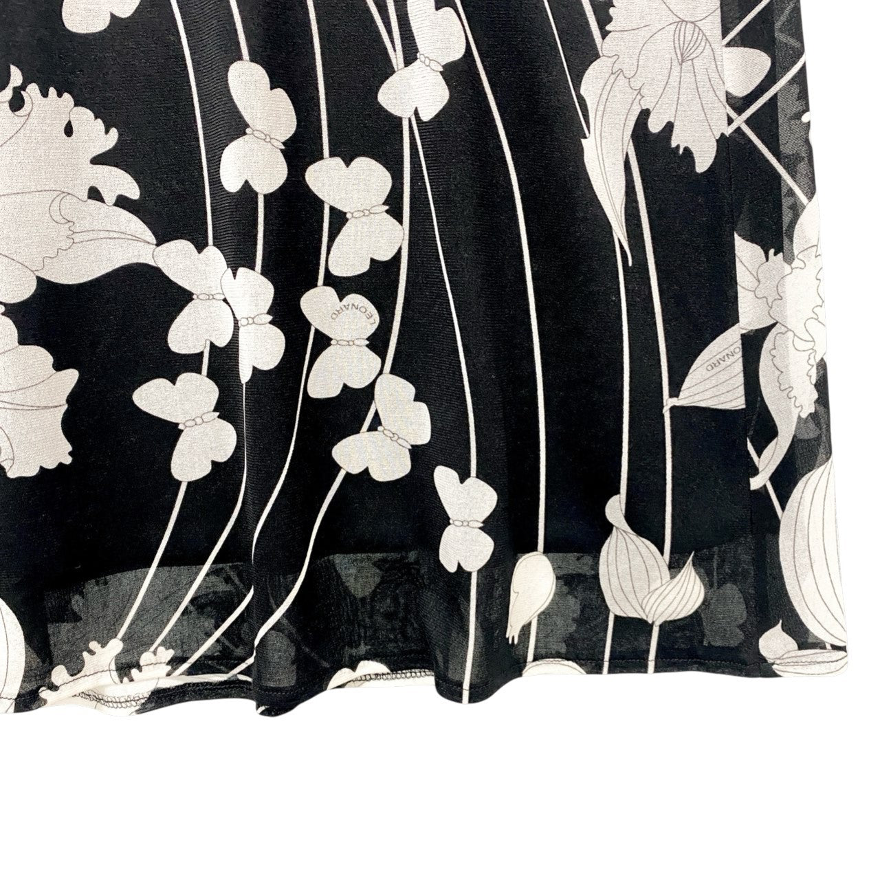 73c13 LEONARD レオナール カンカン素材 美しい花柄プリント フレアスカート 膝丈スカート 73 モノトーン レディースu02t