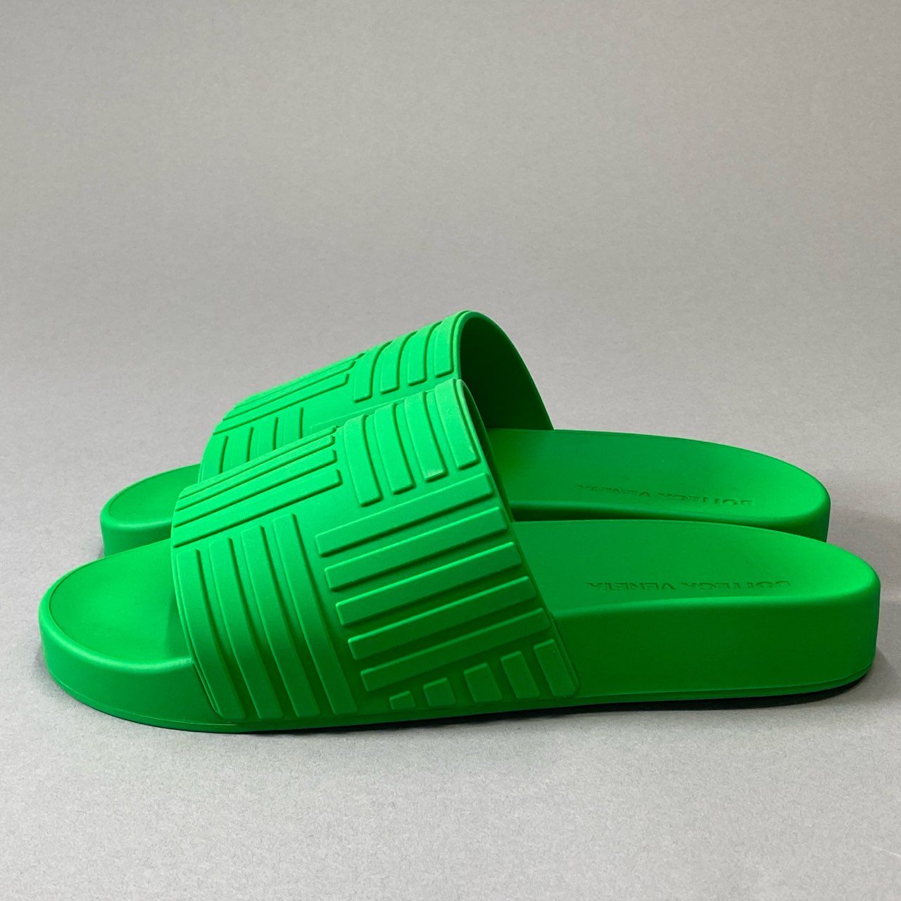 i30 《未使用品》 BOTTEGA VENETA ボッテガヴェネタ ビーチサンダル スライダー パラキート 690039 V1O60 37サイズ グリーン ラバー レディース シューズt18r